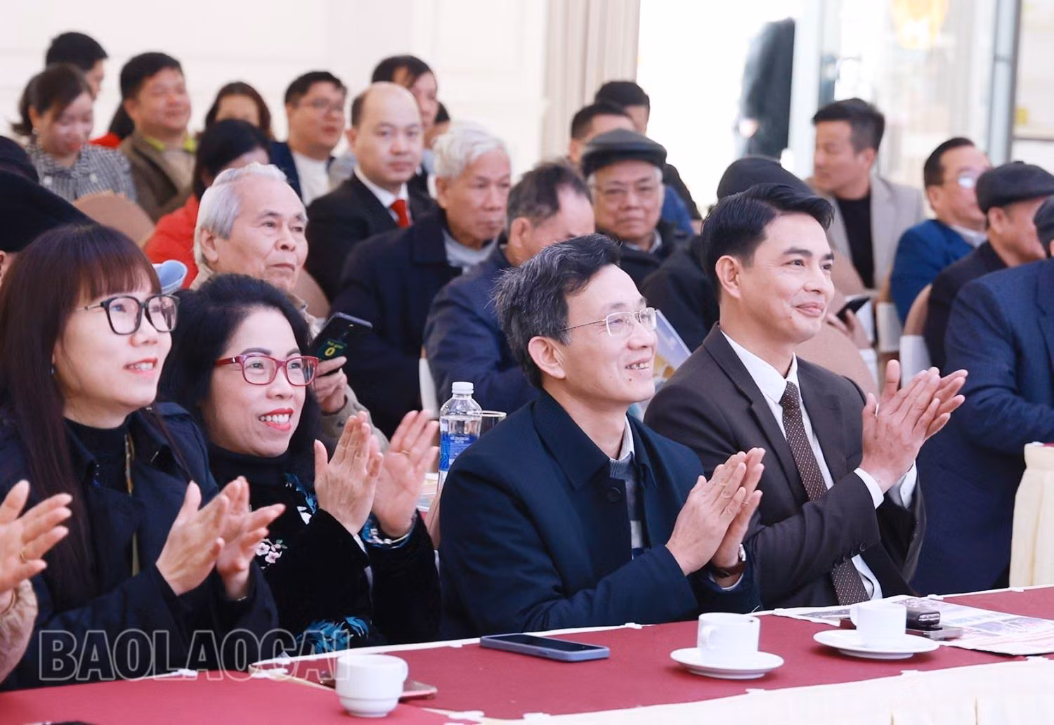 các đại biểu dự gặp mặt.jpg