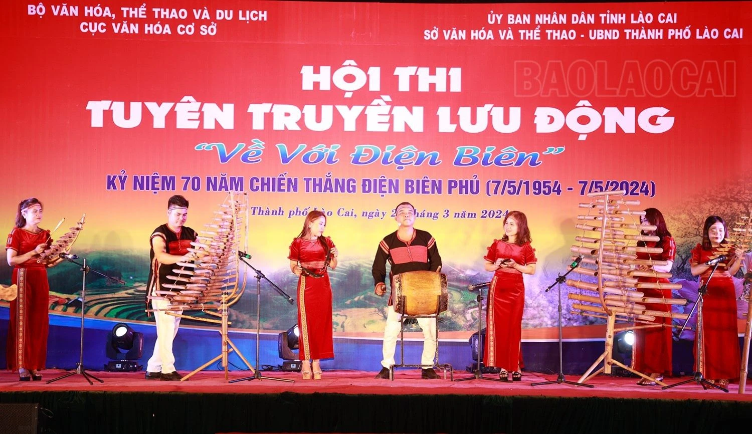 Sắc màu văn hóa các dân tộc được thể hiện tại đêm lưu diễn.