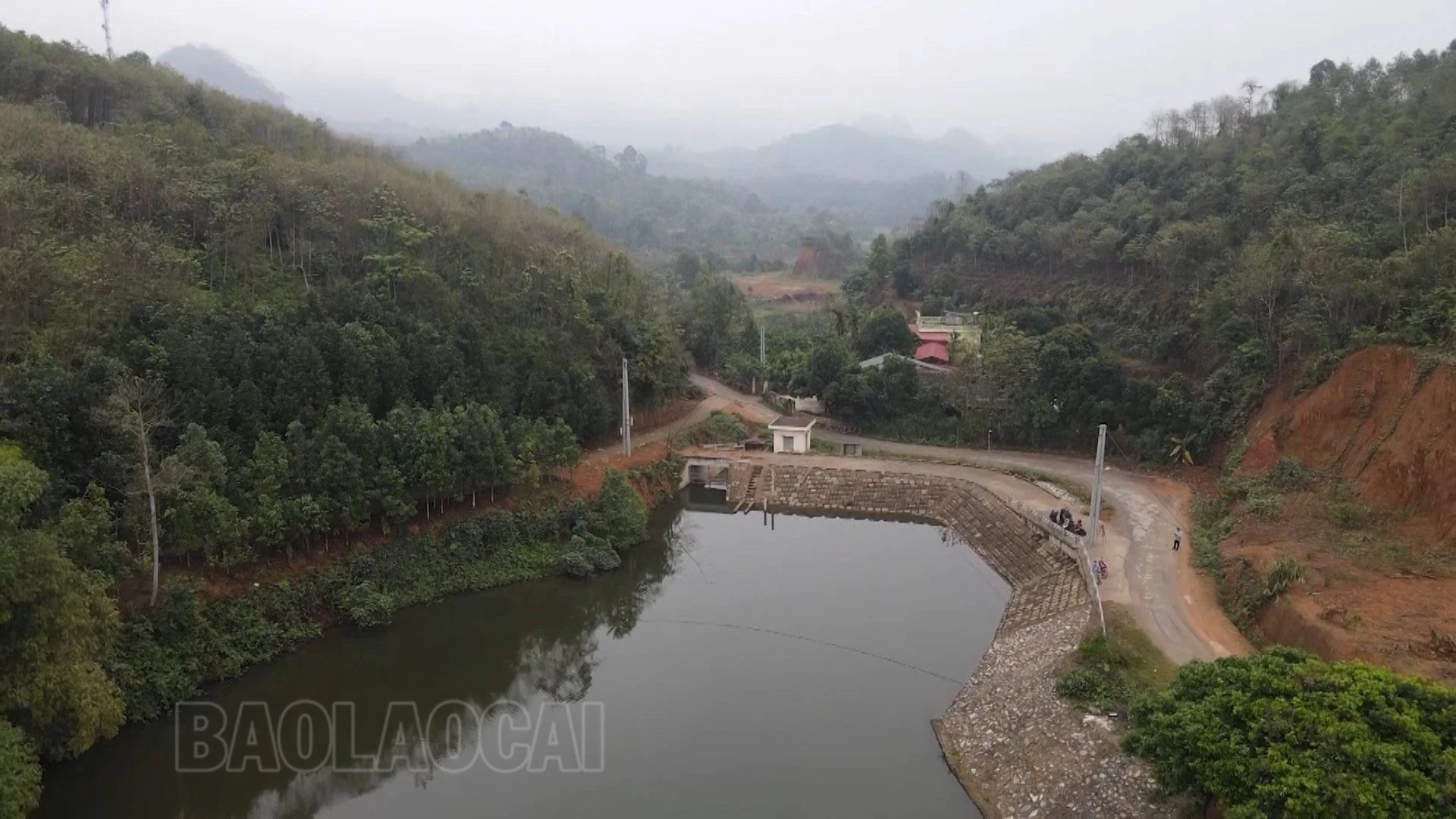 Hồ thùy lợi.jpg