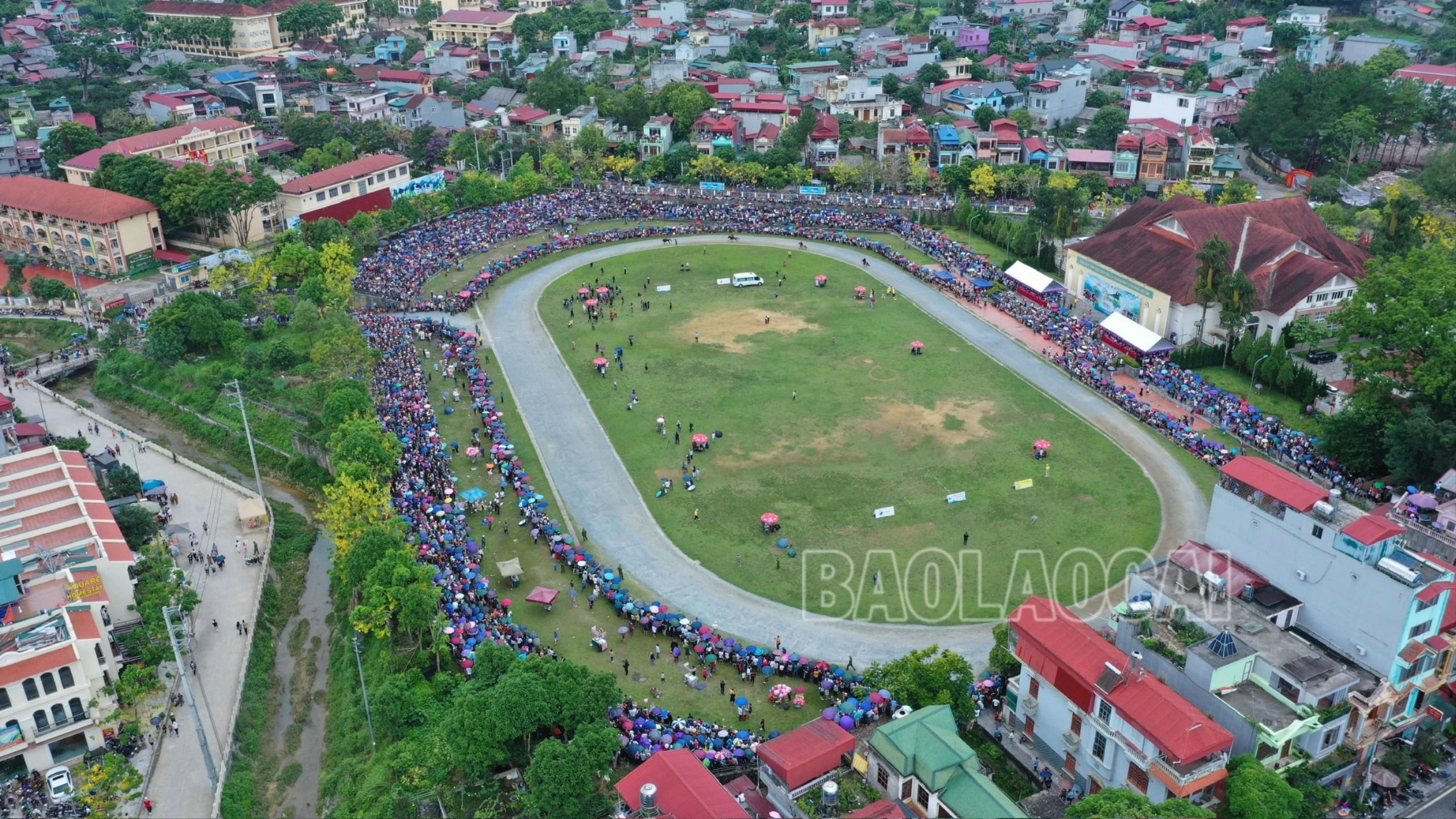 hàng nghìn người đổ về trung tâm huyện.jpg