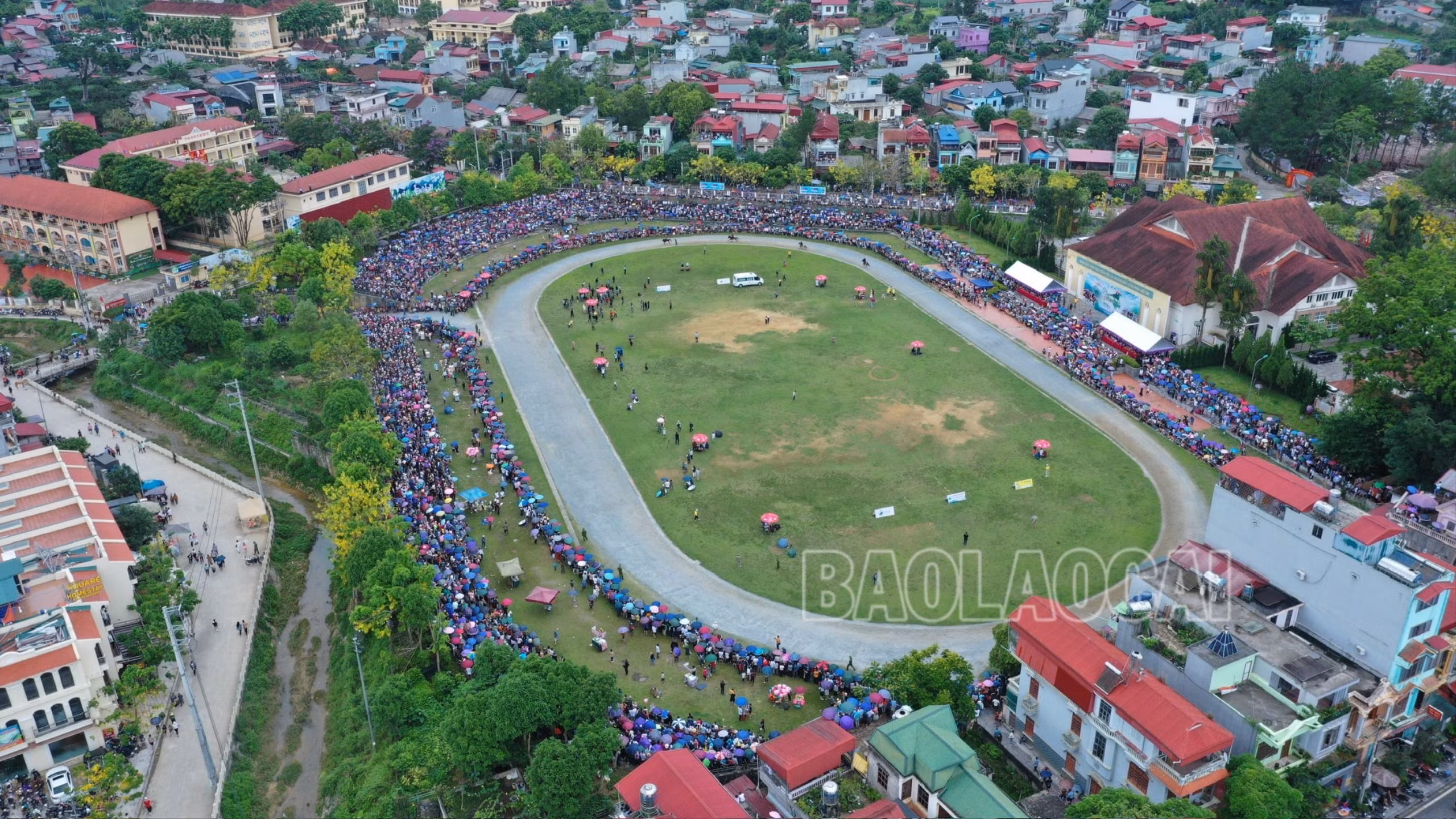 hàng nghìn người đổ về trung tâm huyện.jpg
