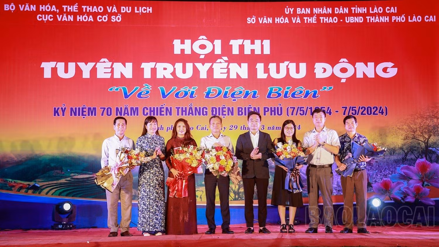 Tặng hoa 5 đoàn tham gia đêm lưu diễn tại thành phố Lào Cai.