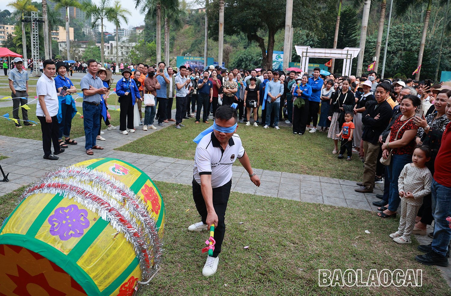 bịt mắt đánh trống.jpg