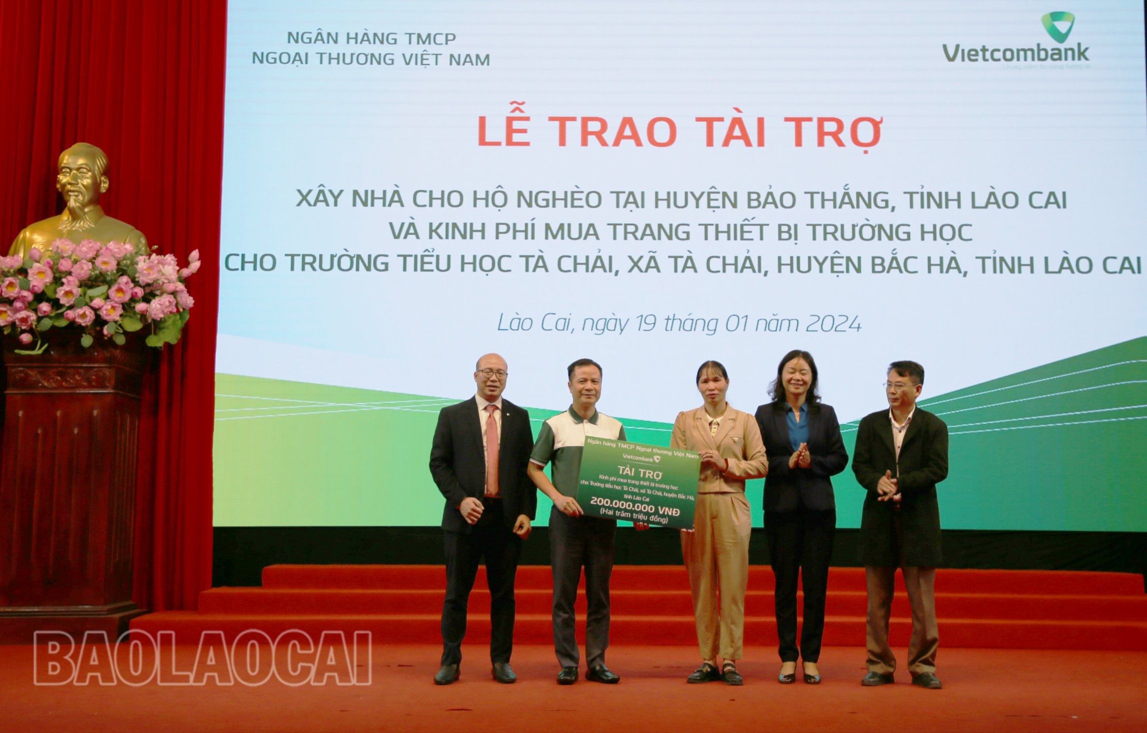 Vietcombank tài trợ 200 triệu đồng kinh phí mua trang - thiết bị trường học. trao-thiet-bi-truong-hoc-5118-1584.jpg