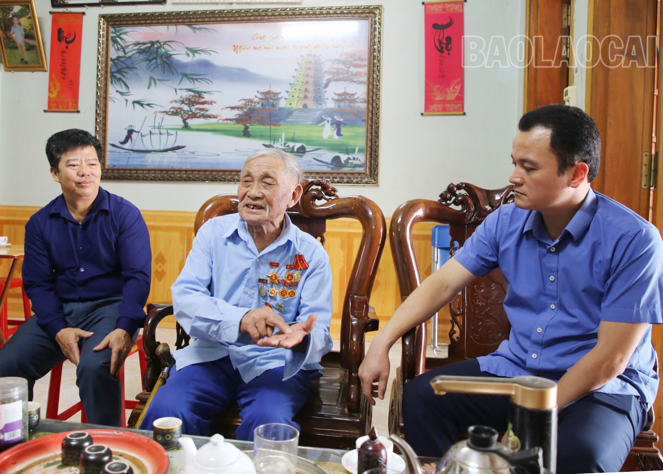 Ông Trương Văn Triệu, sinh năm 1925, thôn Trung Tâm kể lại những kỷ niệm thời chiến. IMG_8840.JPG