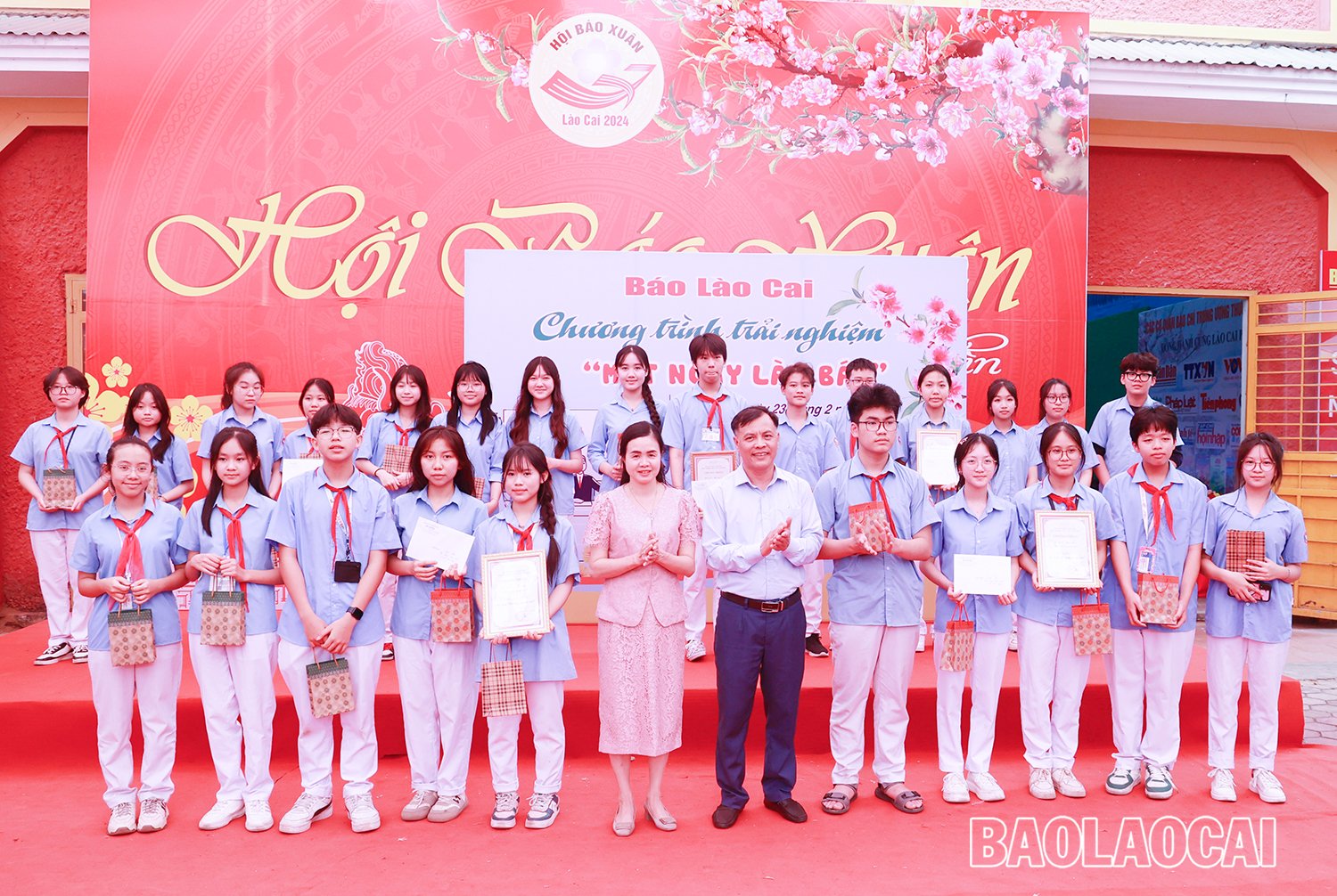 Trao giải thưởng cho các nhóm tham gia hoạt động trải nghiệm. trao giải ảnh.jpg