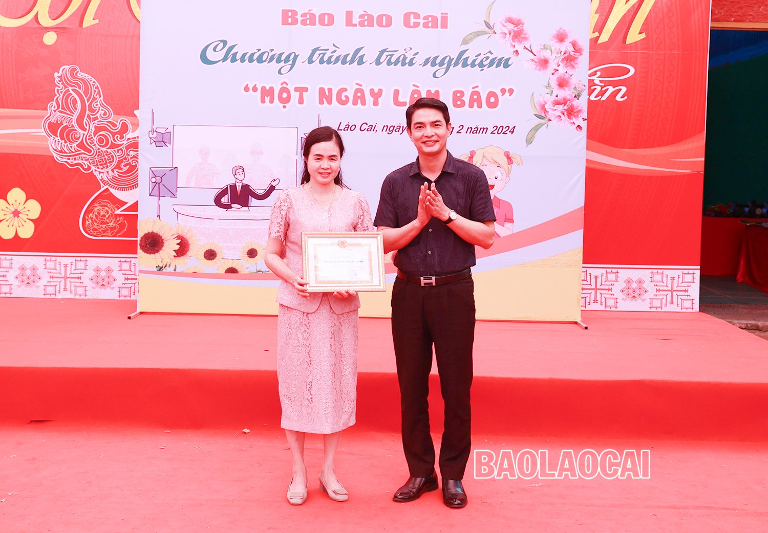 Tổng Biên tập Báo Lào Cai trao giấy khen cho Trường THCS Lê Quý Đôn đã có thành tích xuất sắc trong chương trình trải nghiệm "Một ngày làm báo". trao chứng nhận cho trường.jpg