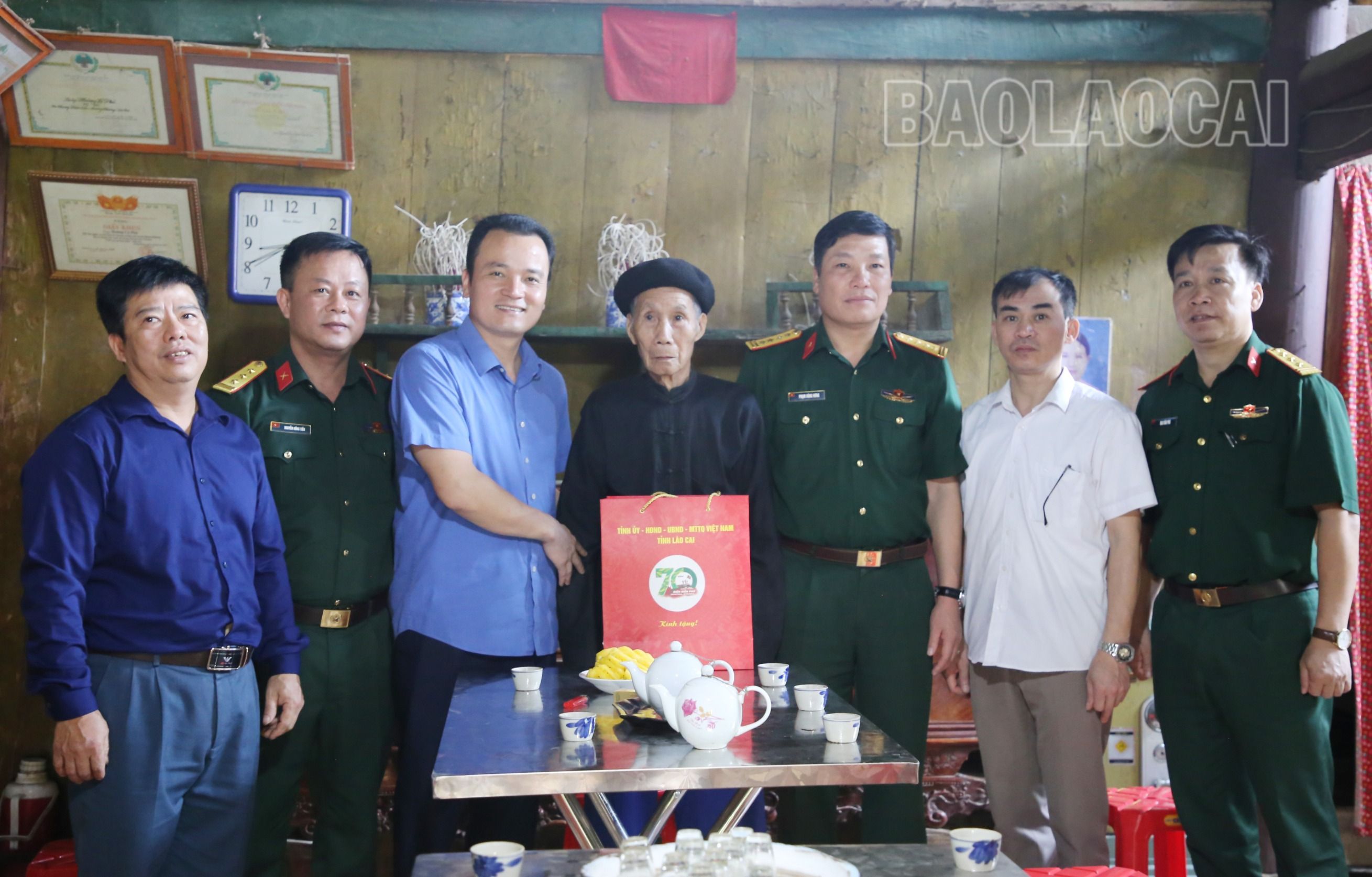 Đoàn công tác tới thăm và tặng quà cụ Hoàng Cồ Phà, sinh năm 1935 ở thôn Na Nhung 2, xã Bản Lầu. IMG_8885.JPG