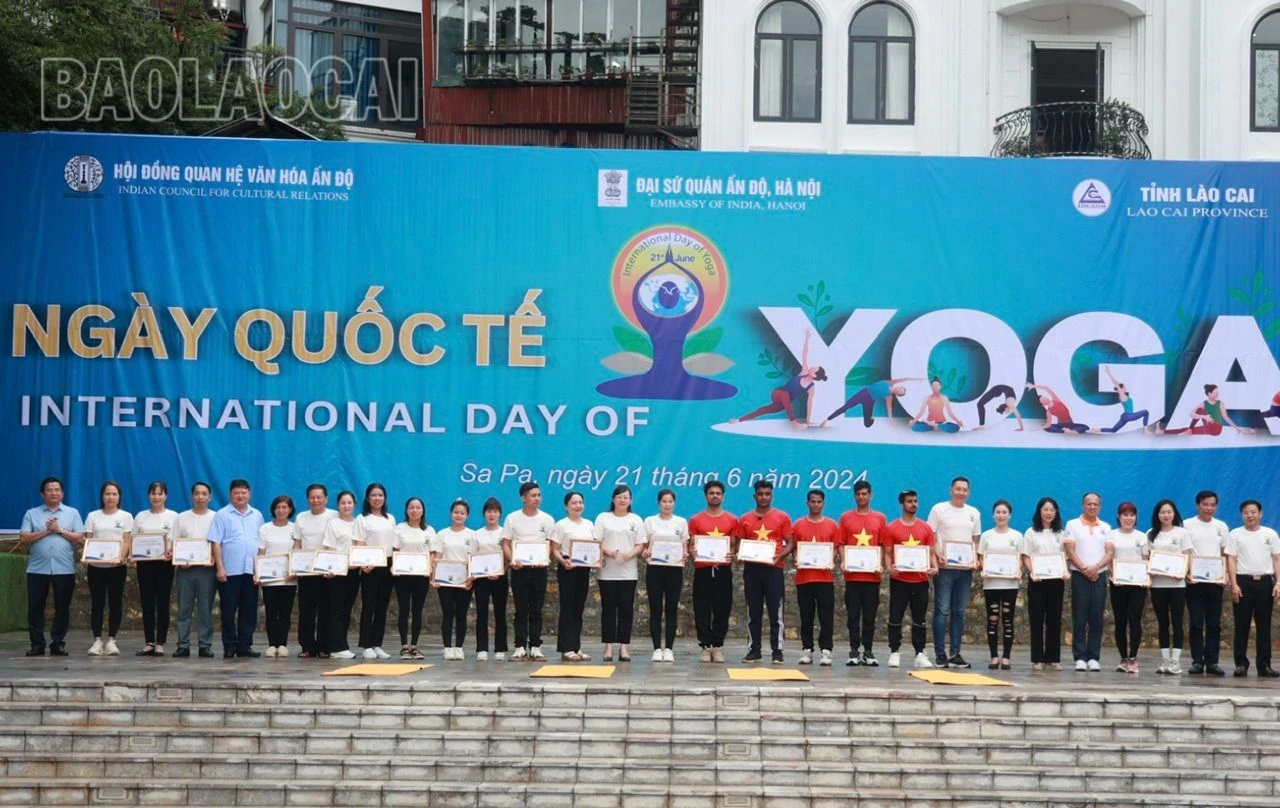 trao chứng nhận.jpg