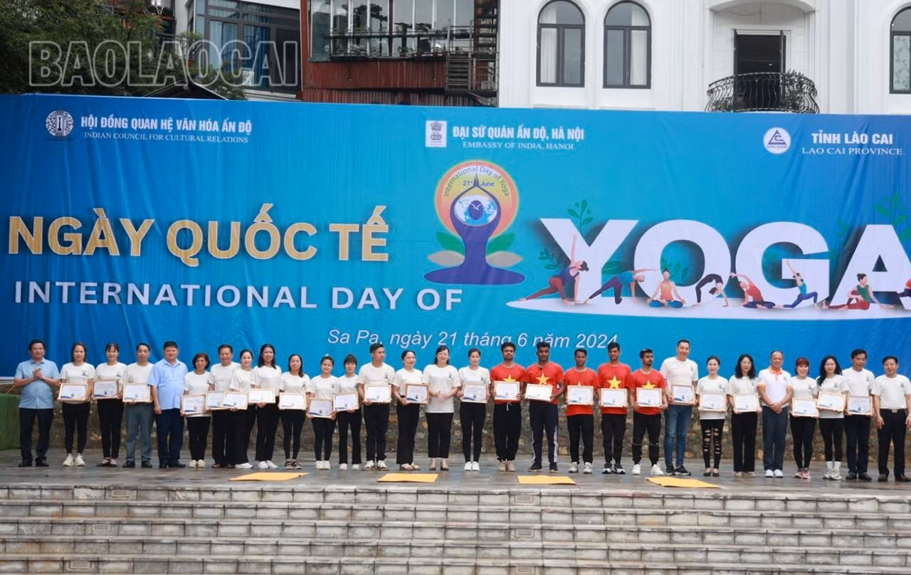 trao chứng nhận.jpg