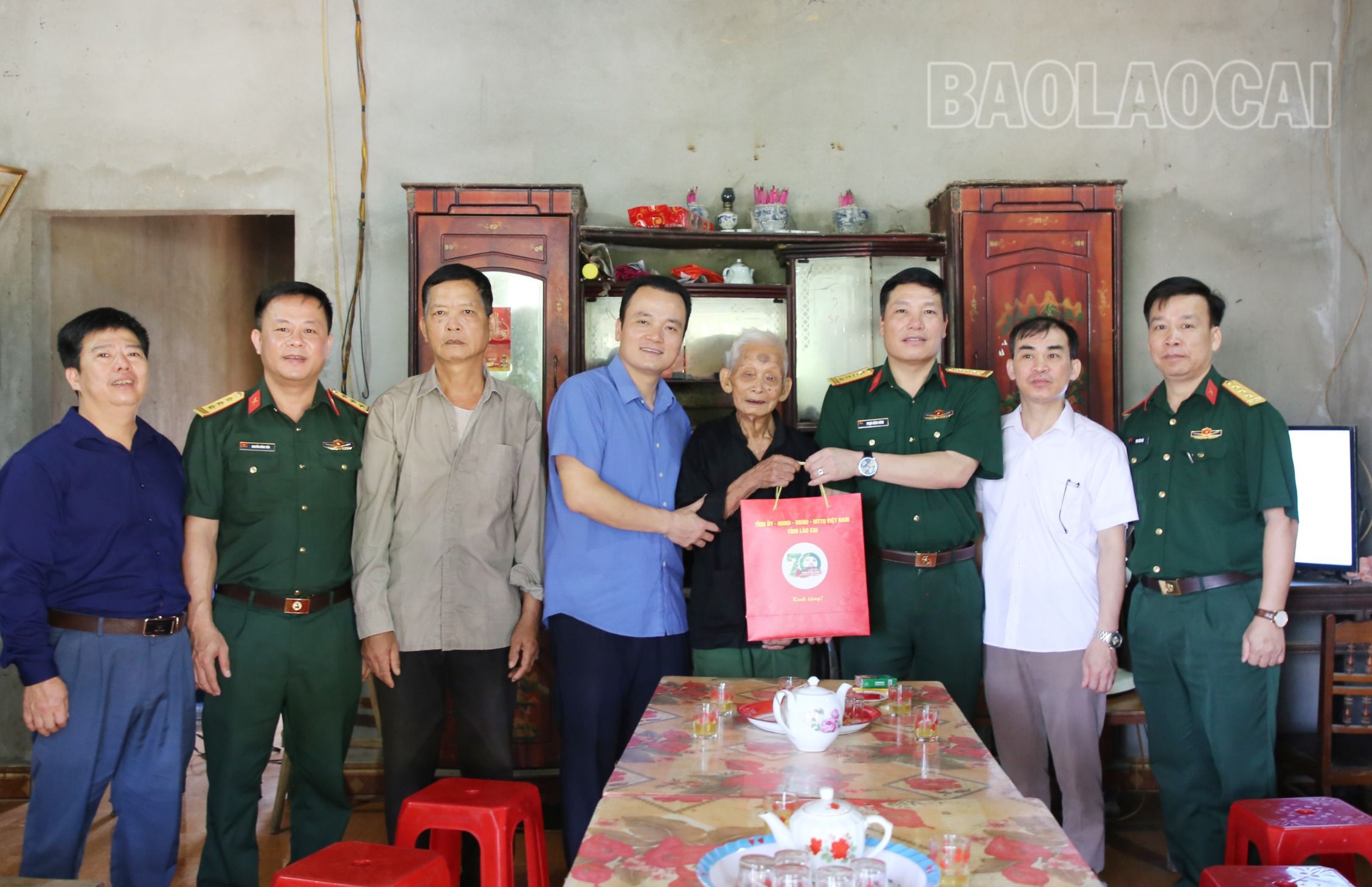 Thăm và tặng quà cụ Nông Văn Chính, sinh năm 1931 ở thôn Na Mạ 1, xã Bản Lầu. IMG_8907.JPG