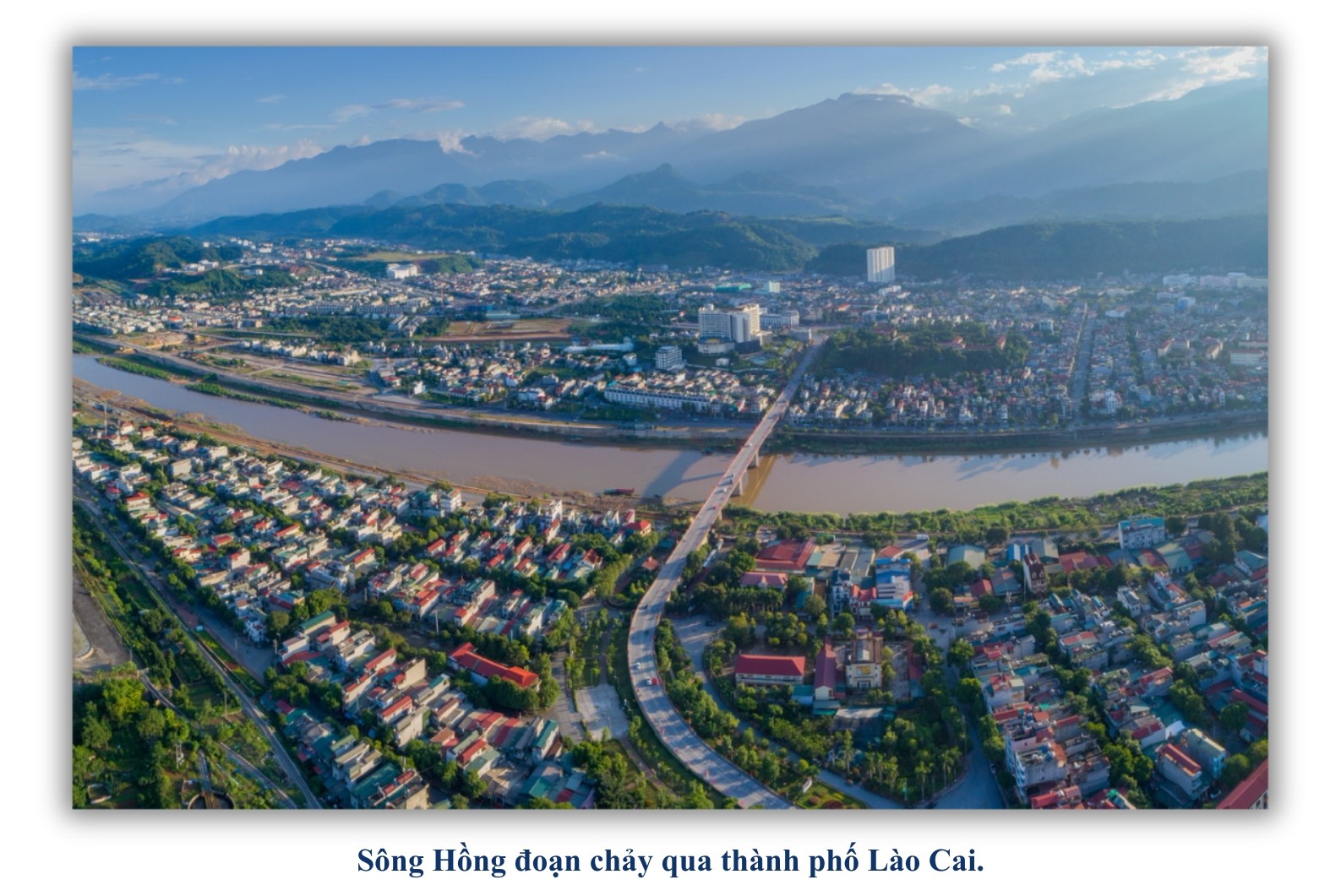 Sông Hồng đoạn chảy qua thành phố Lào Cai..jpg