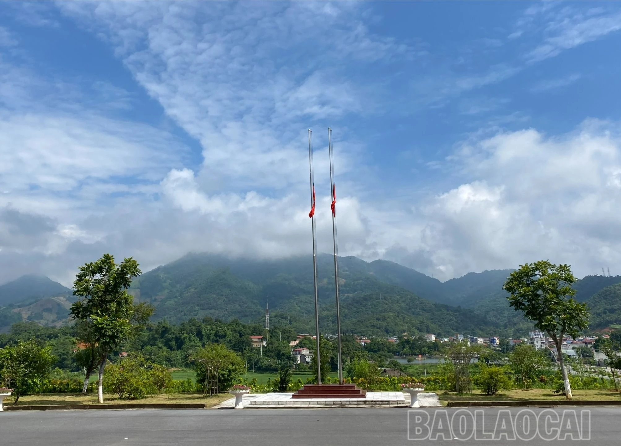 Các cơ quan, trụ sở trên địa bàn huyện Văn Bàn treo cờ rủ trong những ngày quốc tang.