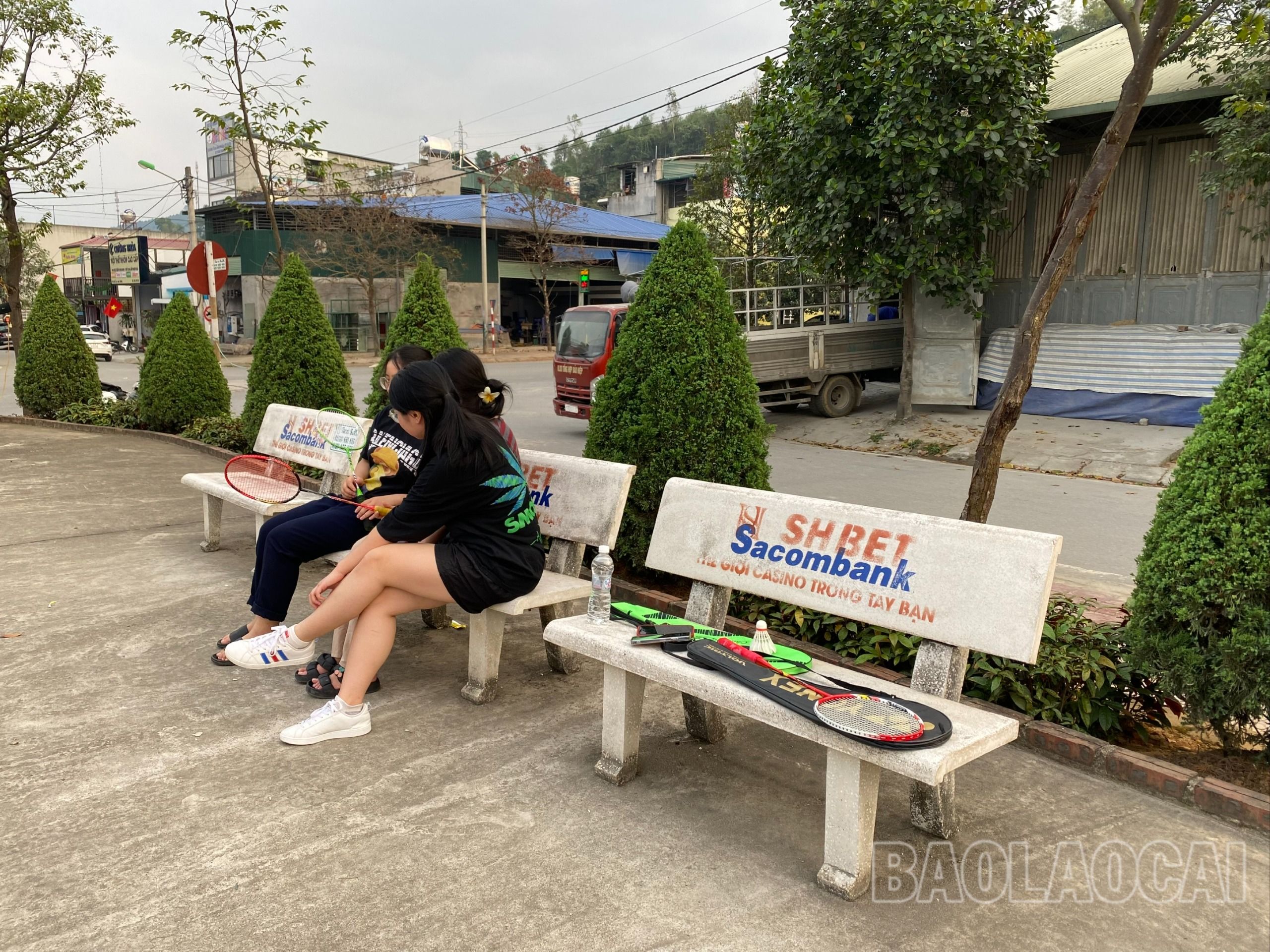 Ghế đá bị vẽ bẩn bởi hình ảnh quảng cáo trái phép. nhiều ghế đá bị phun sơn.jpg