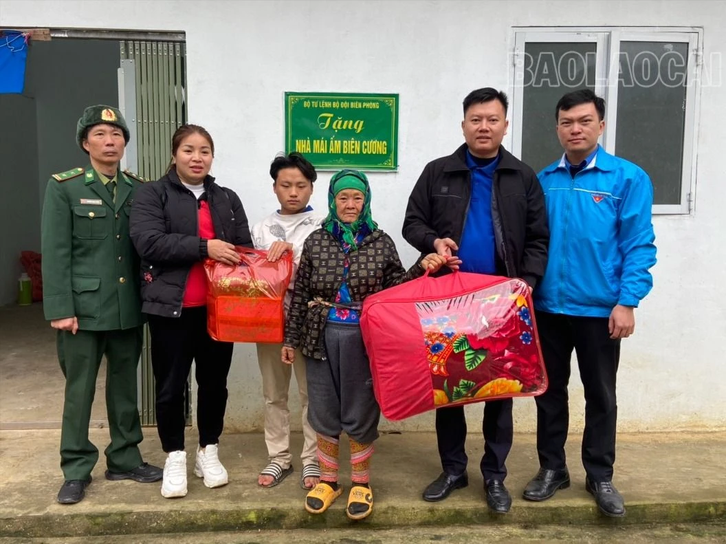 Tặng quà gia đình con nuôi đồn biên phòng.jpg