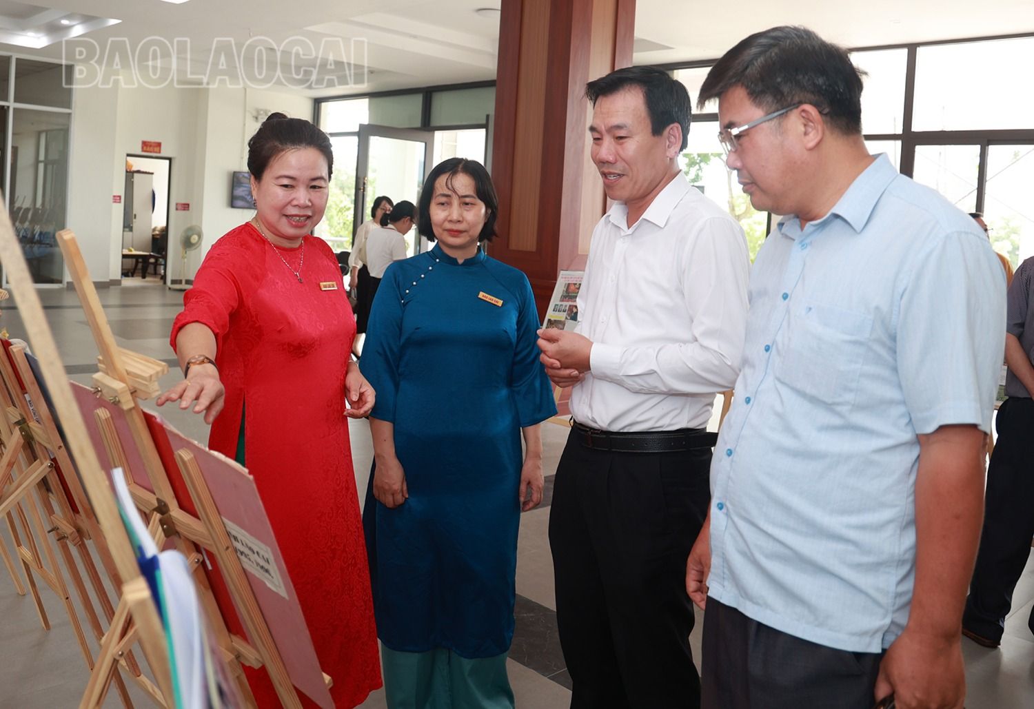 Các đại biểu tham quan khu trưng bày ấn phẩm báo vùng cao qua các thời kỳ. 0B0A3293.JPG