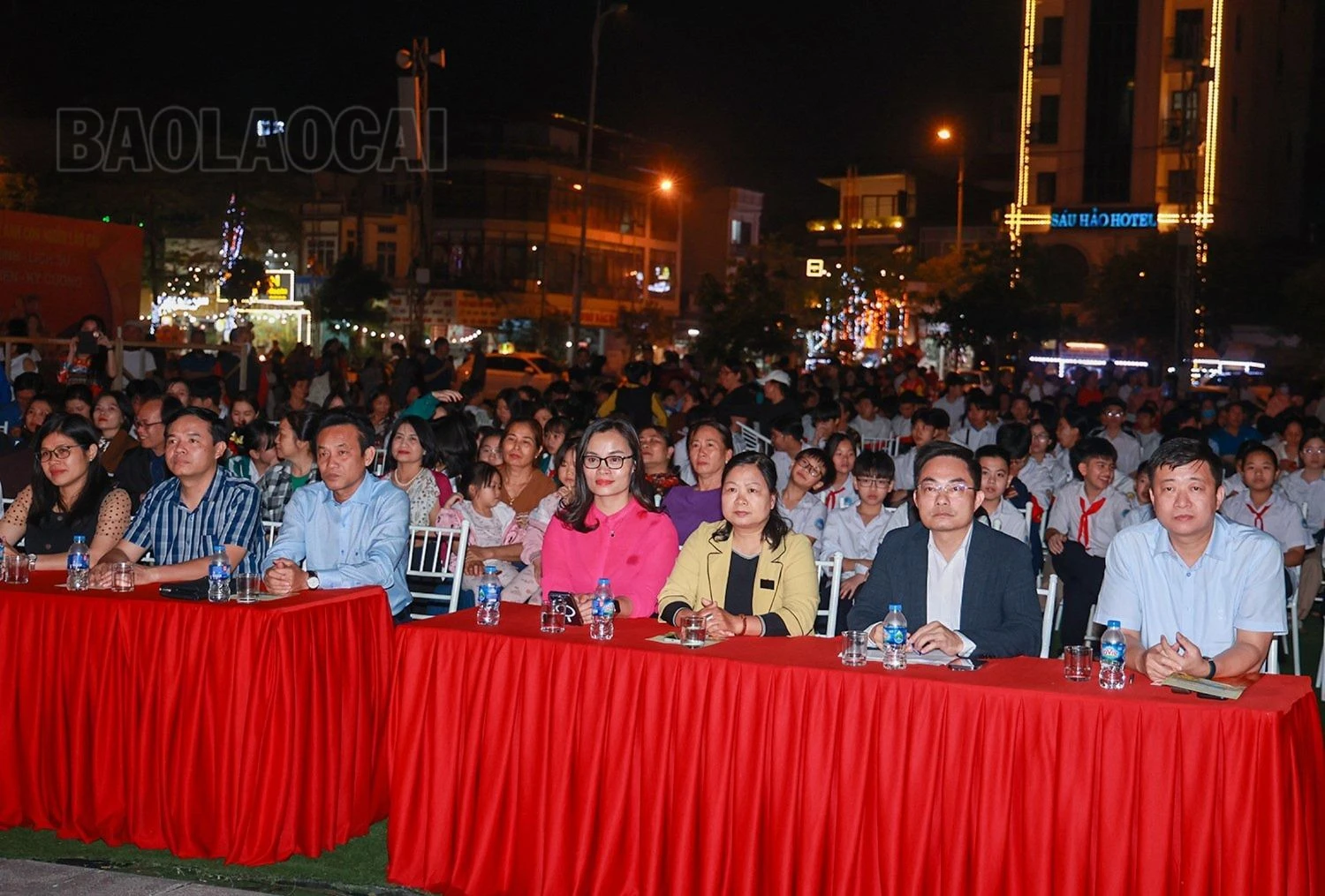 Đêm lưu diễn thu hút đông khán giả đến xem và cổ vũ.