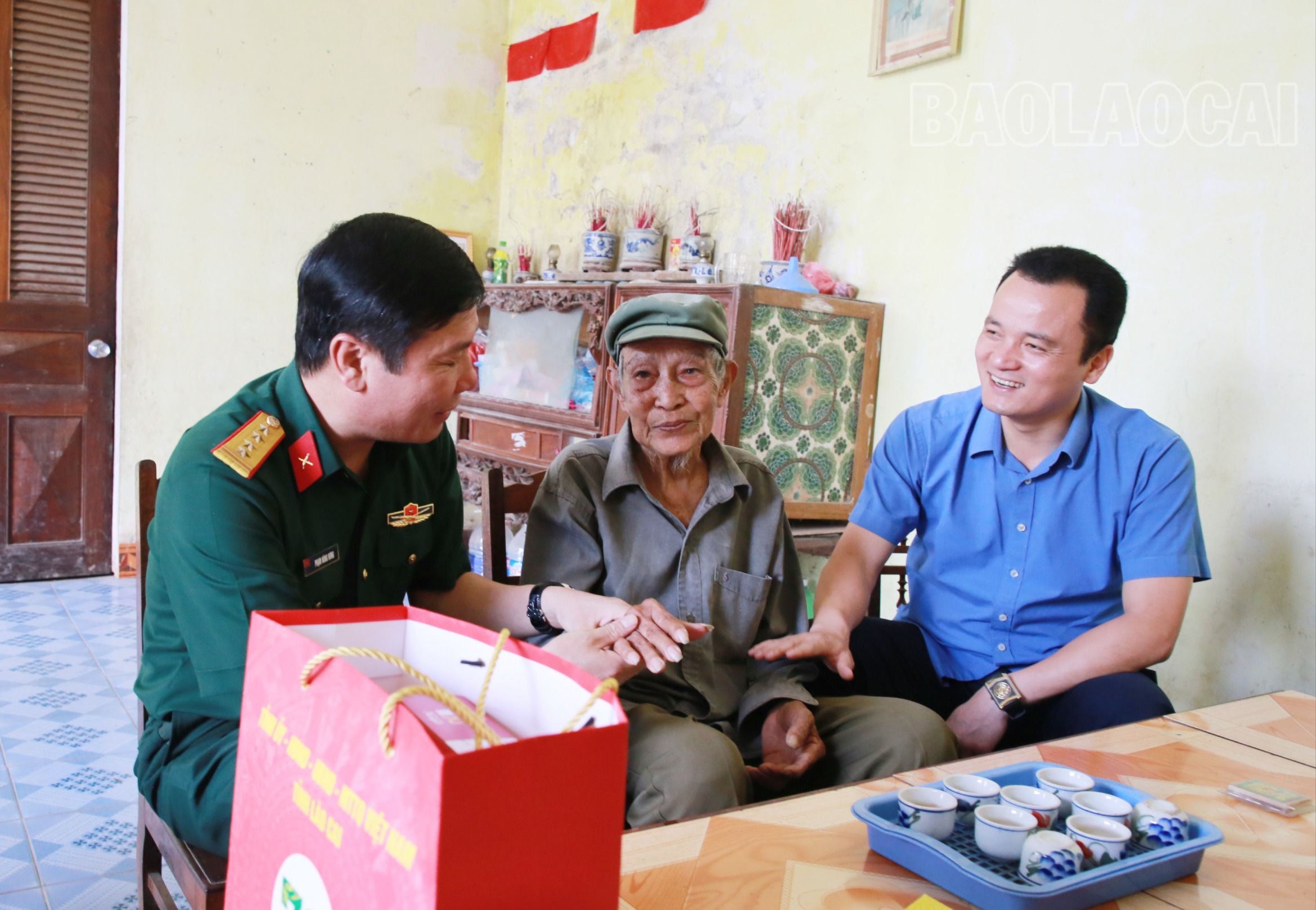 Động viên, chúc sức khỏe ông Vương Văn Sang, sinh năm 1934 ở thôn Na Nhung 2. IMG_8849.JPG