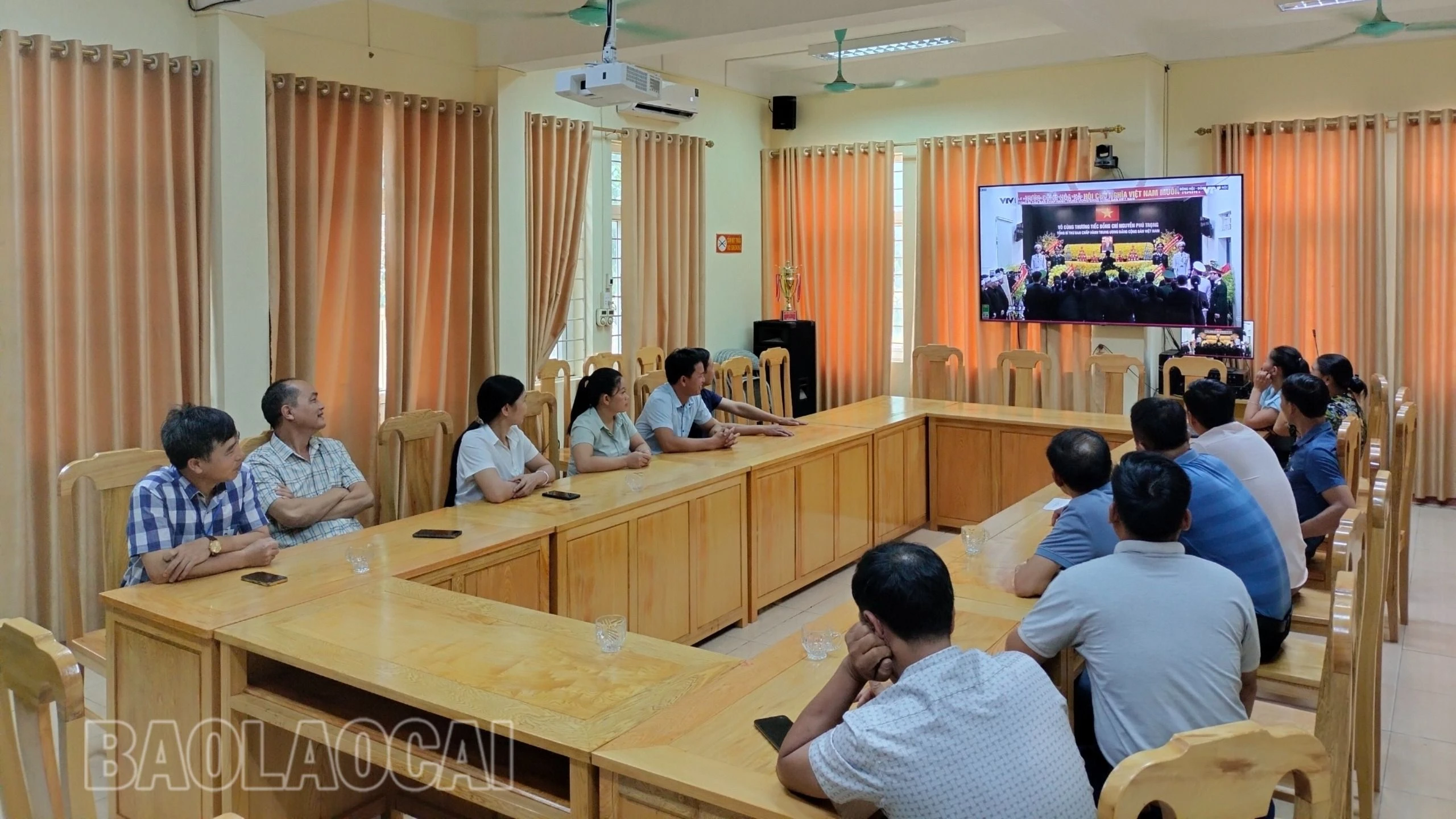 Đảng viên, người dân xem trực tiếp lễ viếng tại hội trường trụ sở xã Khánh Yên Hạ.