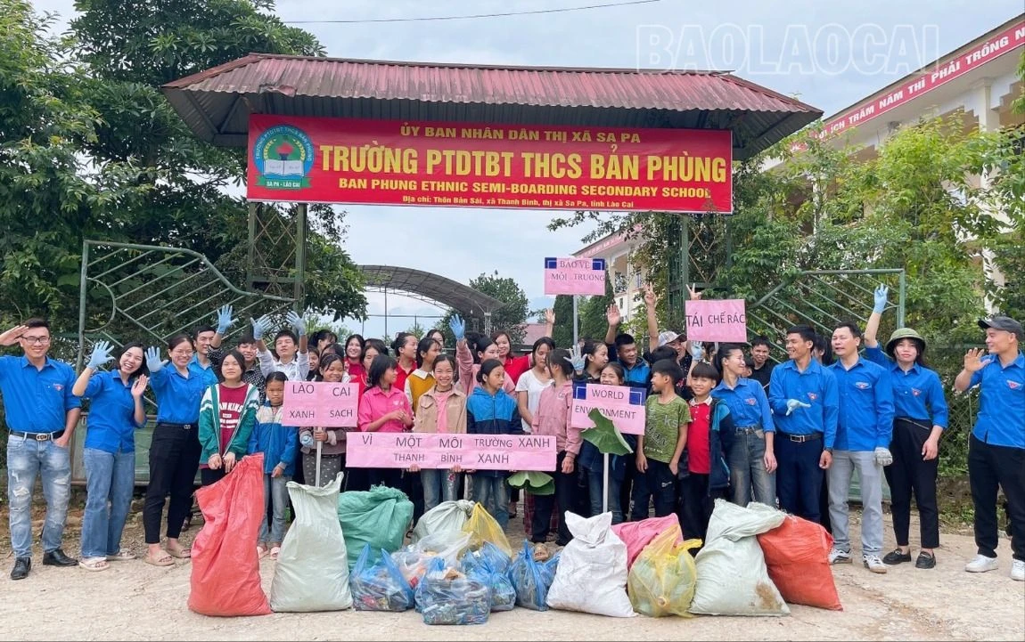 ra quân dọn rác tại Thanh Bình.jpg