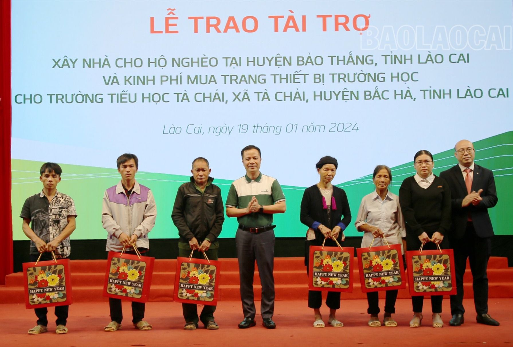 Vietcombank tặng quà 6 hộ nghèo trên địa bàn huyện Bảo Thắng nhân dịp tết Nguyên đán sắp tới. trao-qua-cho-ho-ngheo-nhan-dip-tet-nguyen-dan-sap-toi-7033-5821.jpg