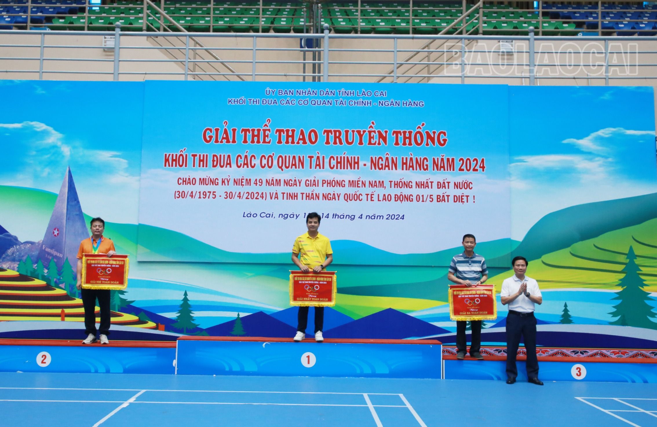 Ban tổ chức trao giải Nhất, Nhì, Ba toàn đoàn. IMG_8215.JPG