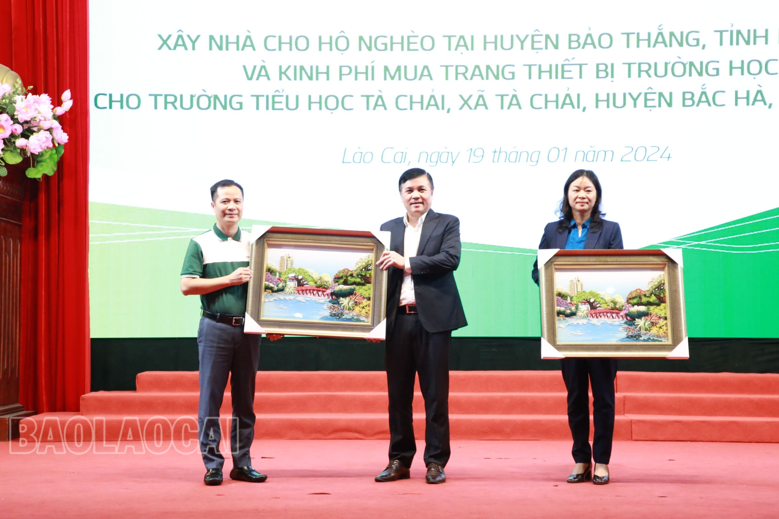 Vietcombank tặng quà 2 huyện Bảo Thắng, Bắc Hà. img-5426-9442-863.jpg