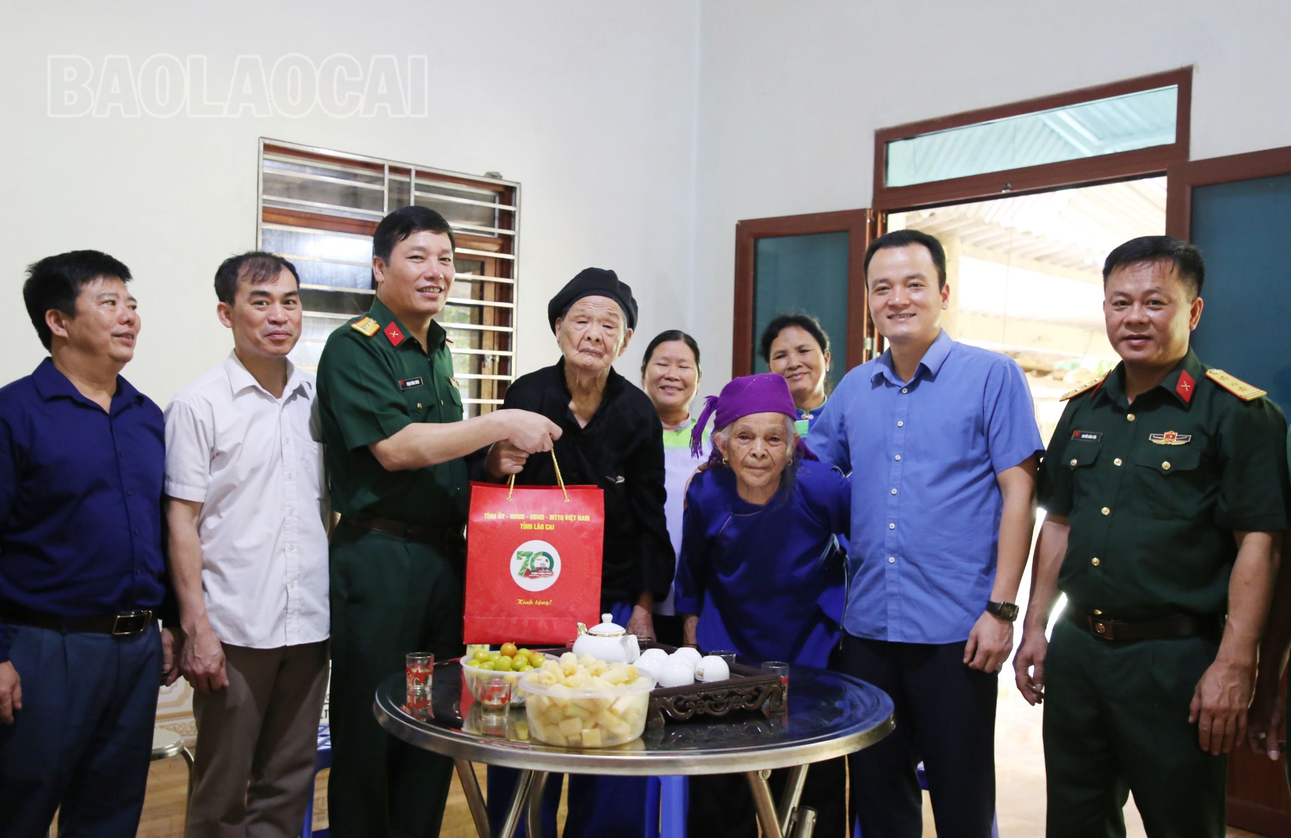Đoàn công tác thăm, tặng quà, chụp ảnh lưu niệm cùng cụ Hoàng A Hồ và gia đình. IMG_8897.JPG