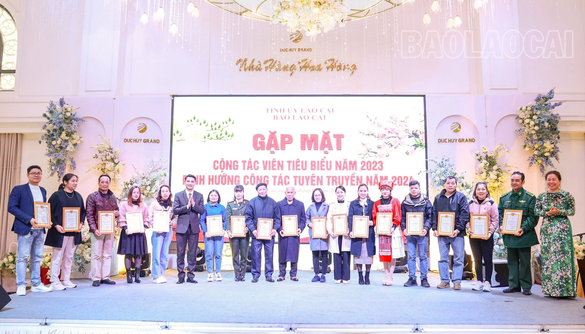 trao giấy khen.jpg