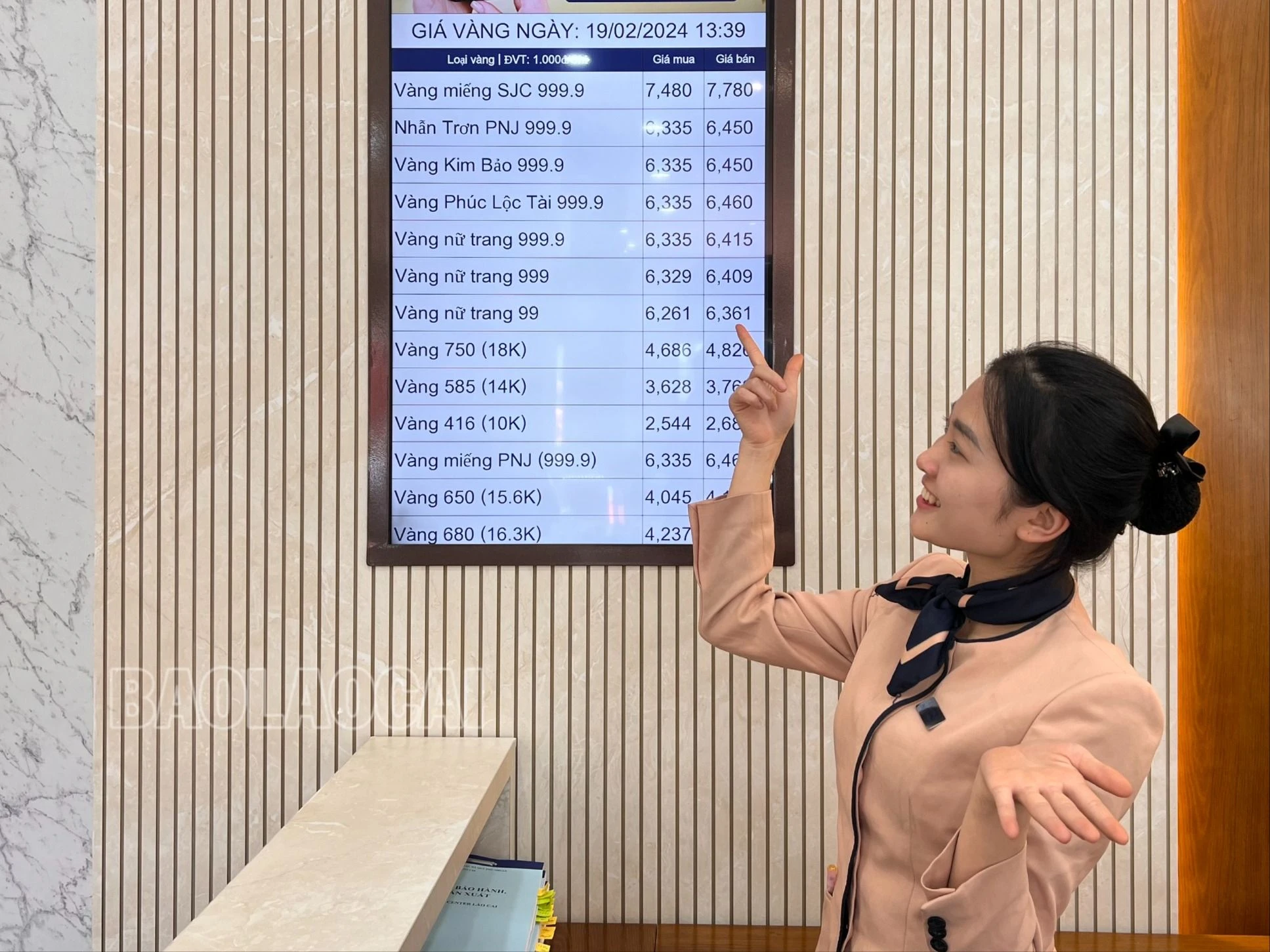 Bảng giá vàng tại cửa hàng PNJ.jpg