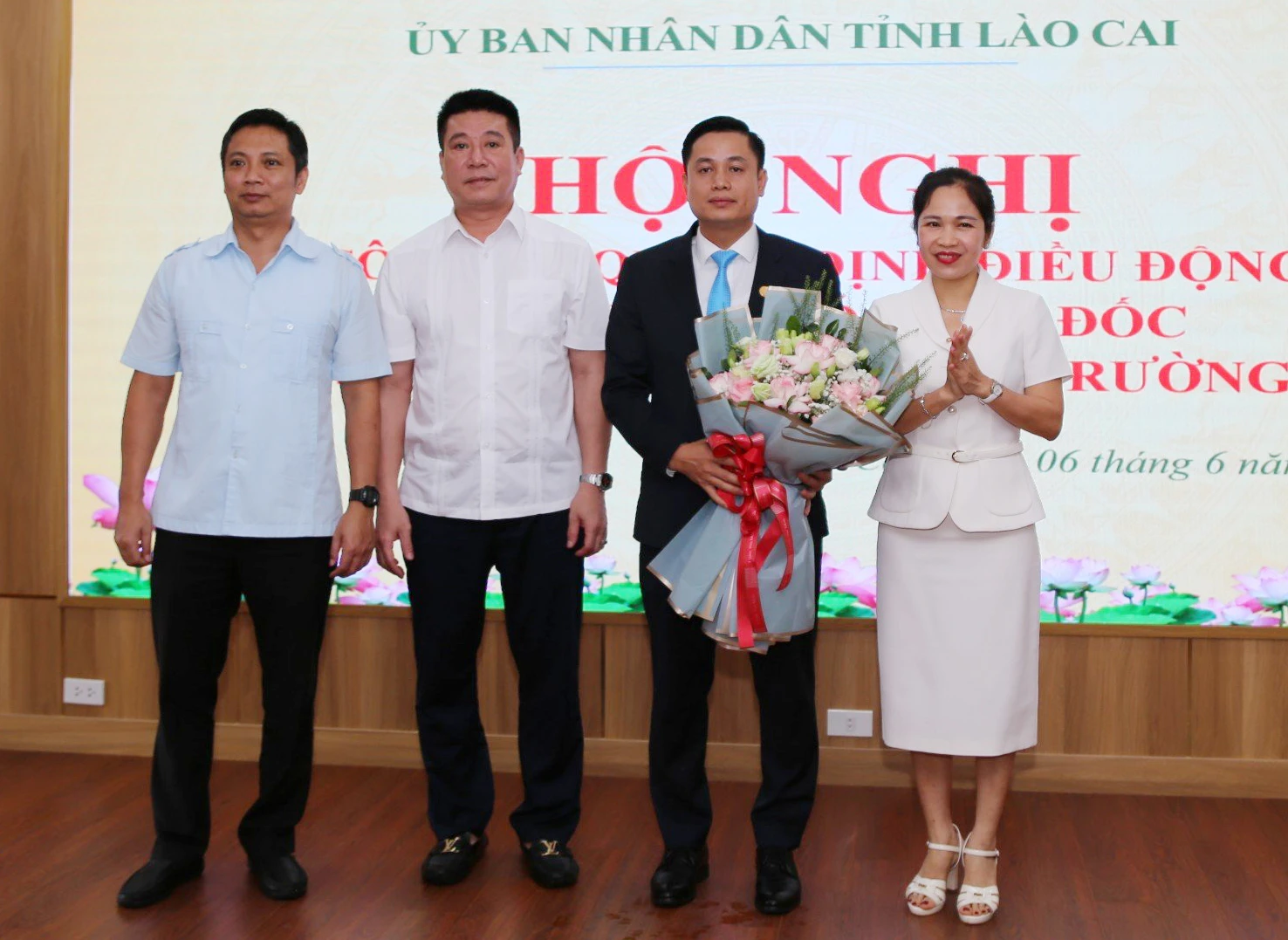 sở tài nguyên tặng hoa.jpg