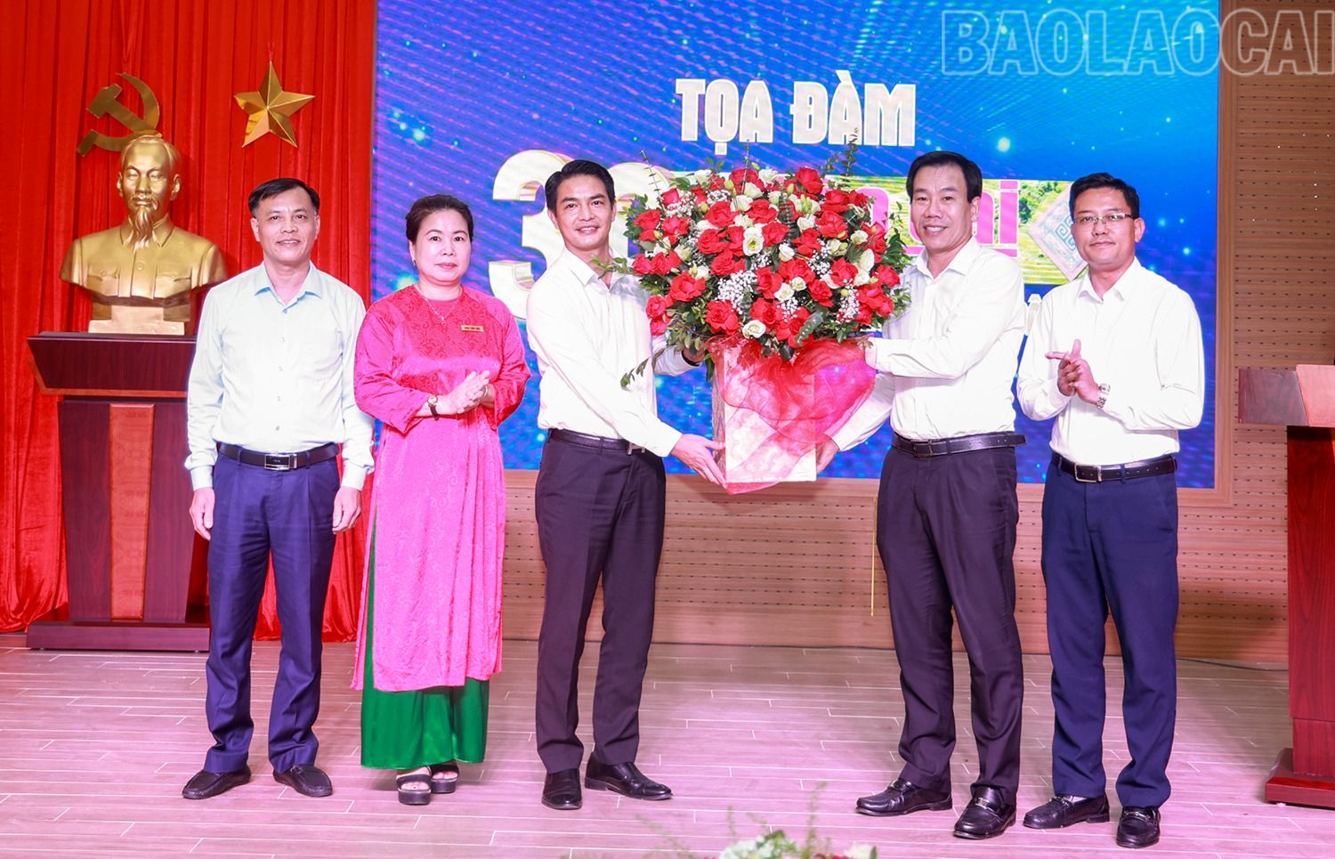 Ban Tuyên giáo Tỉnh ủy tặng hoa chúc mừng Báo Lào Cai nhân Ngày Báo chí Cách mạng Việt Nam. 0B0A3324.JPG