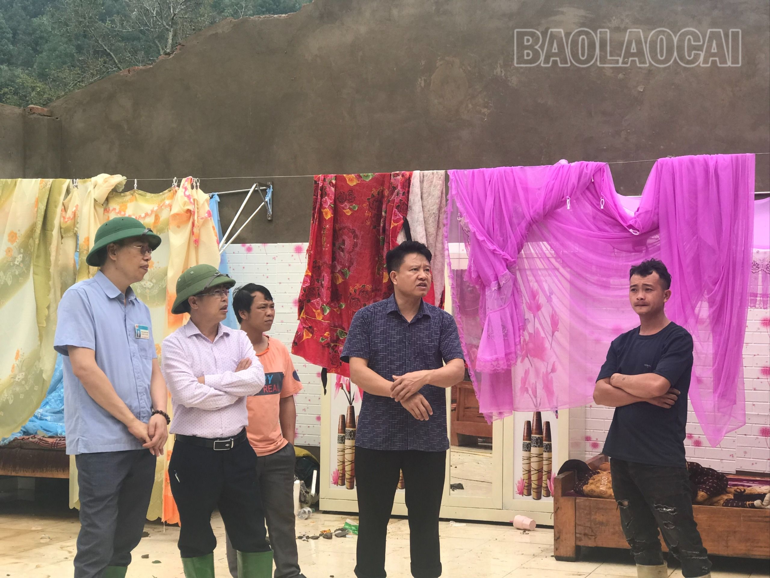 Kiểm tra tình hình thực tế, thăm hỏi, động viên các hộ dân bị thiệt hại nặng nề về nhà ở. lãnh đạo huyện VB.jpg