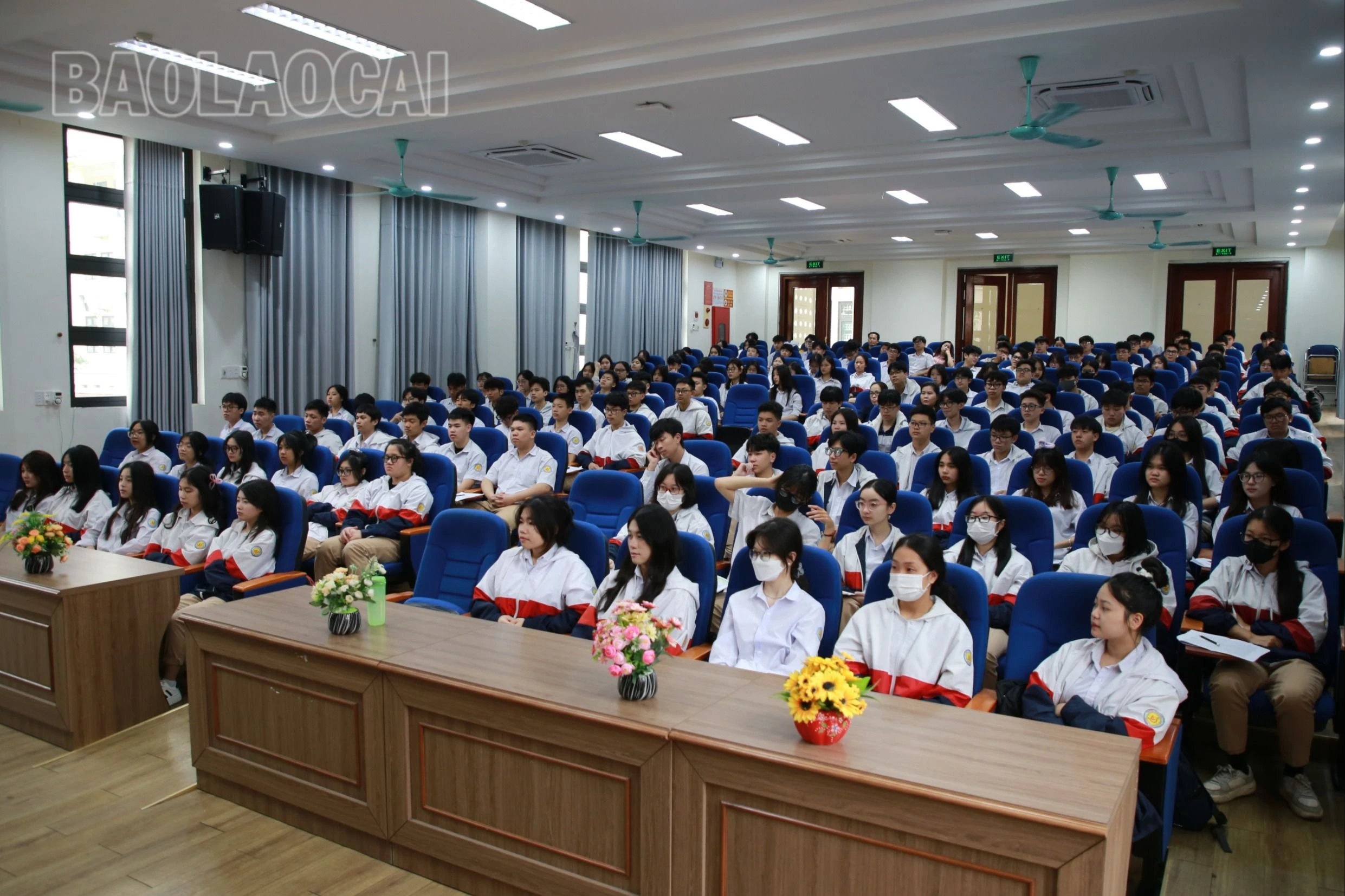 Học sinh Trường THPT số 1 thành phố Lào Cai tham dự hội nghị trực tuyến.