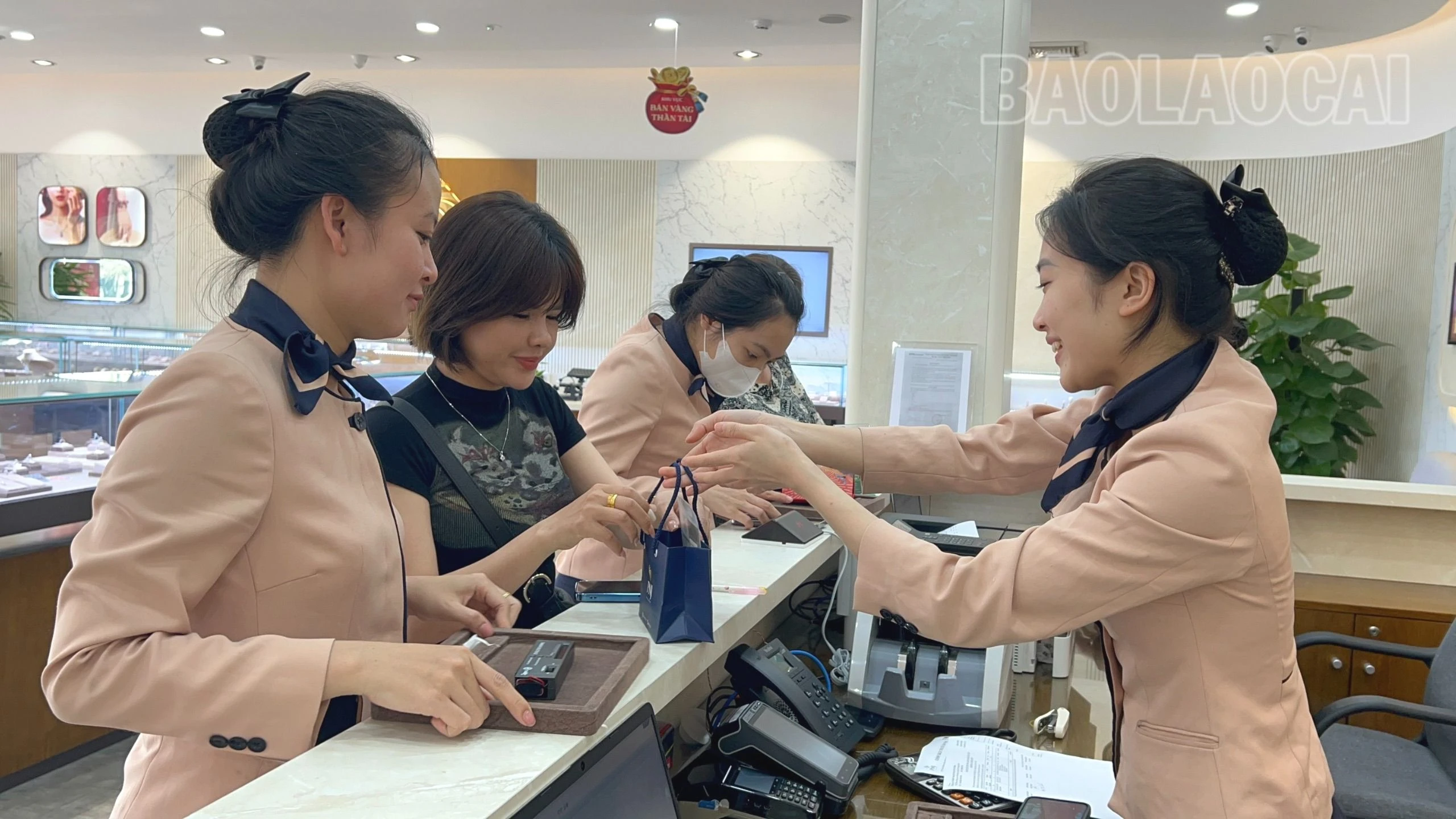 Khách hàng nhận nhiều ưu đãi khi mua vàng vào ngày vía thần tài tại PNJ.jpg