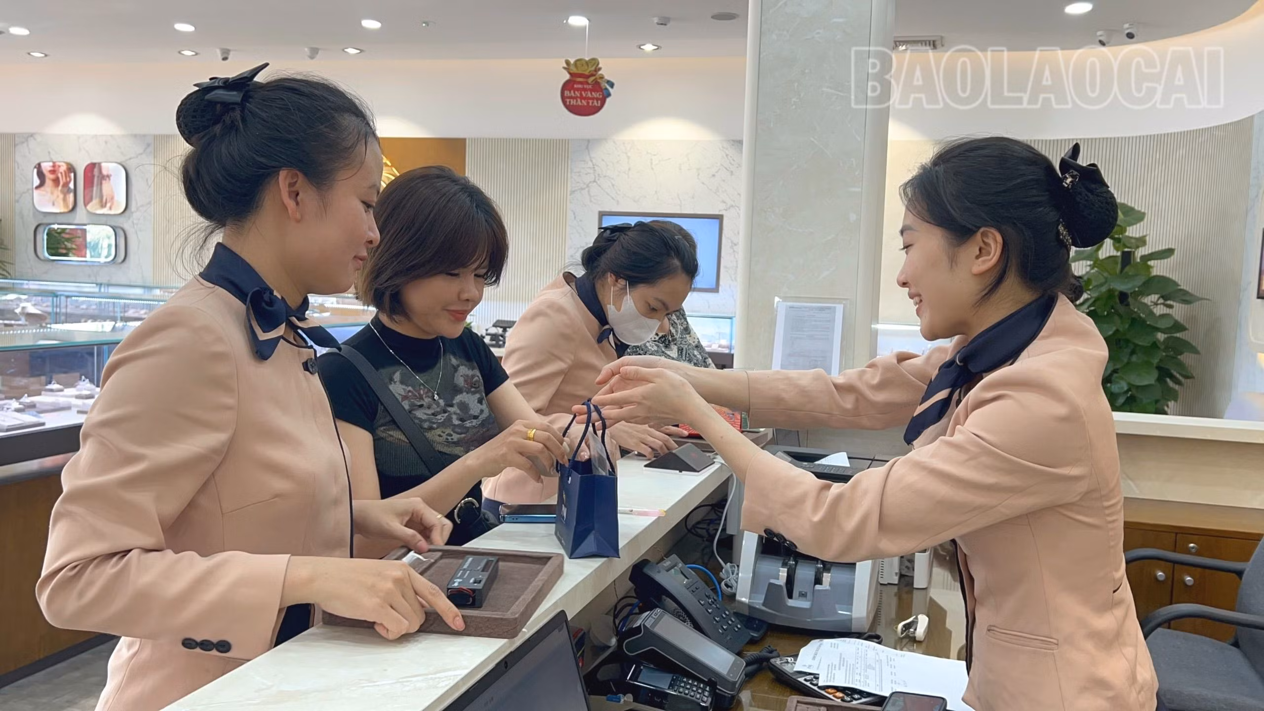 Khách hàng nhận nhiều ưu đãi khi mua vàng vào ngày vía thần tài tại PNJ.jpg