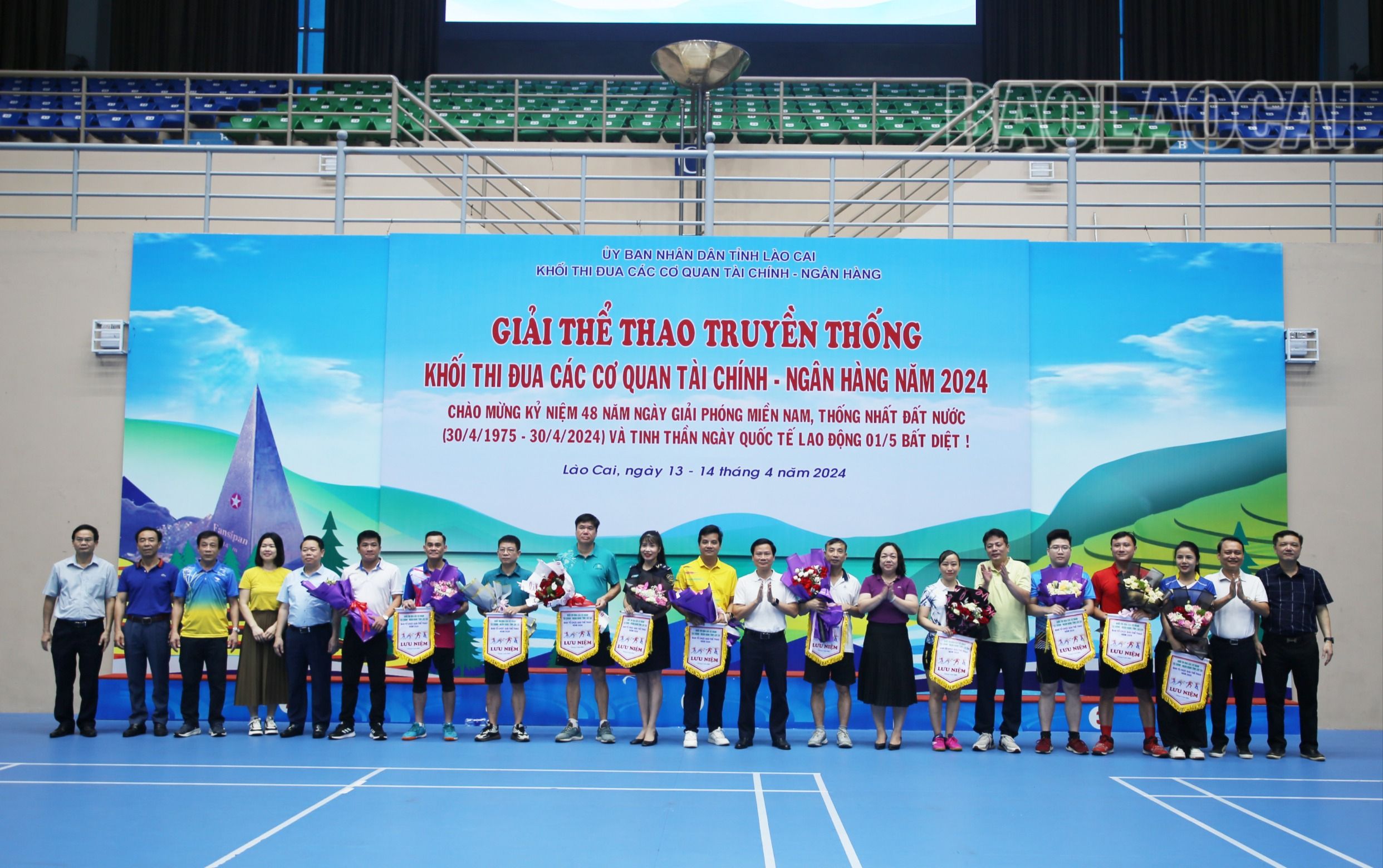 Hơn 200 vận động viên tham gia giải thể thao năm nay. IMG_7633.JPG