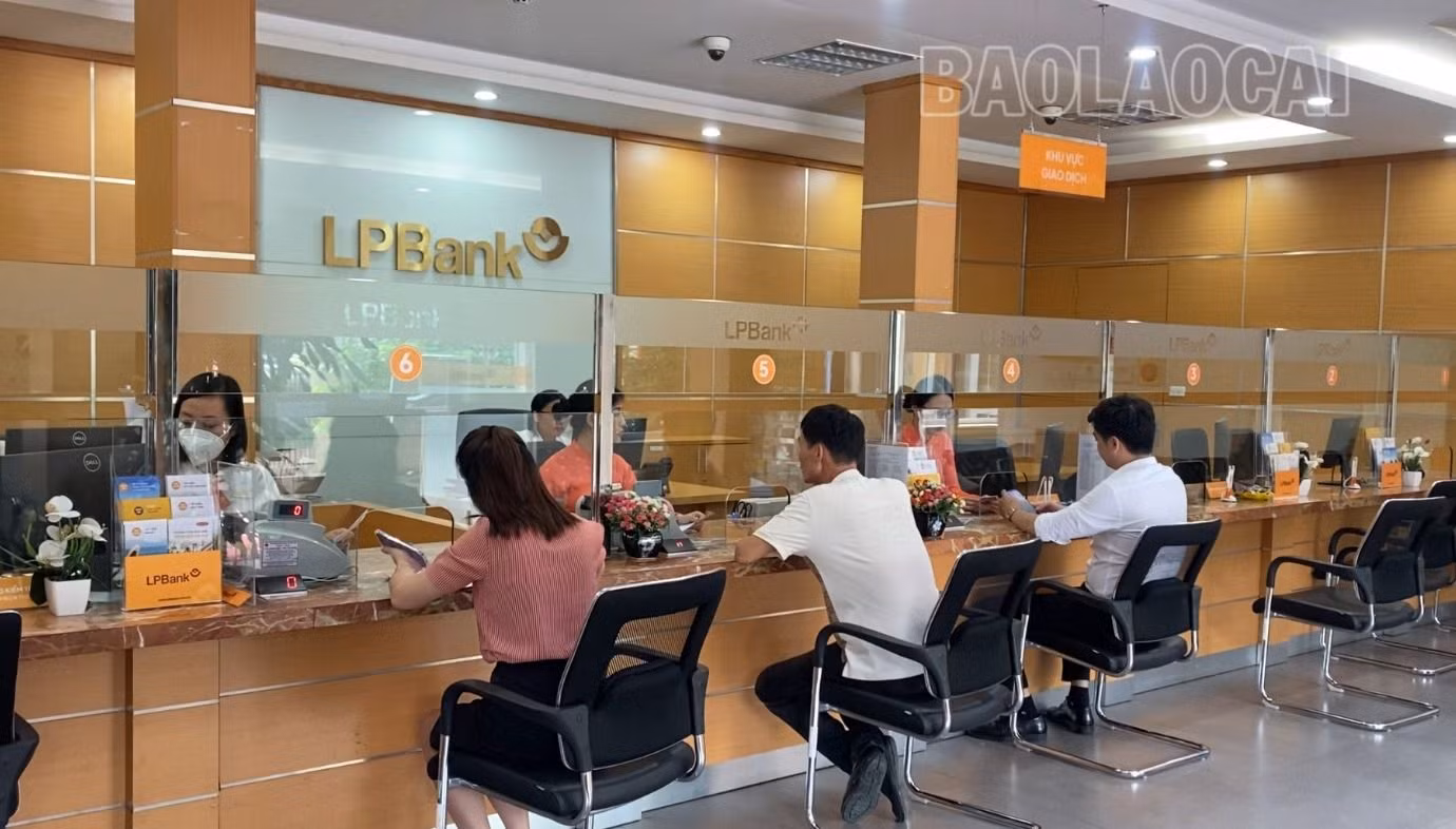 khách hàng đến phòng giao dịch để đc hỗ trợ.jpg