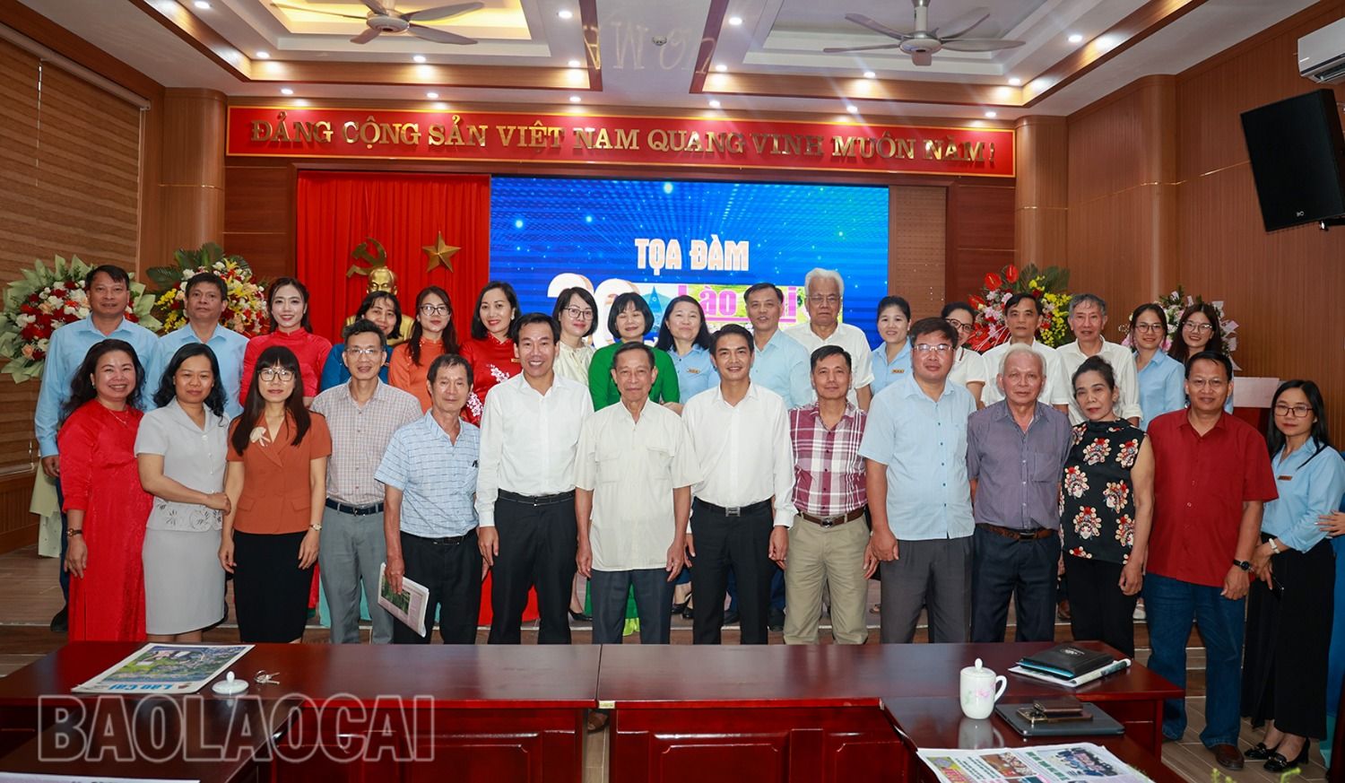 Các đại biểu chụp ảnh lưu niệm tại tọa đàm. 0B0A3712.jpg