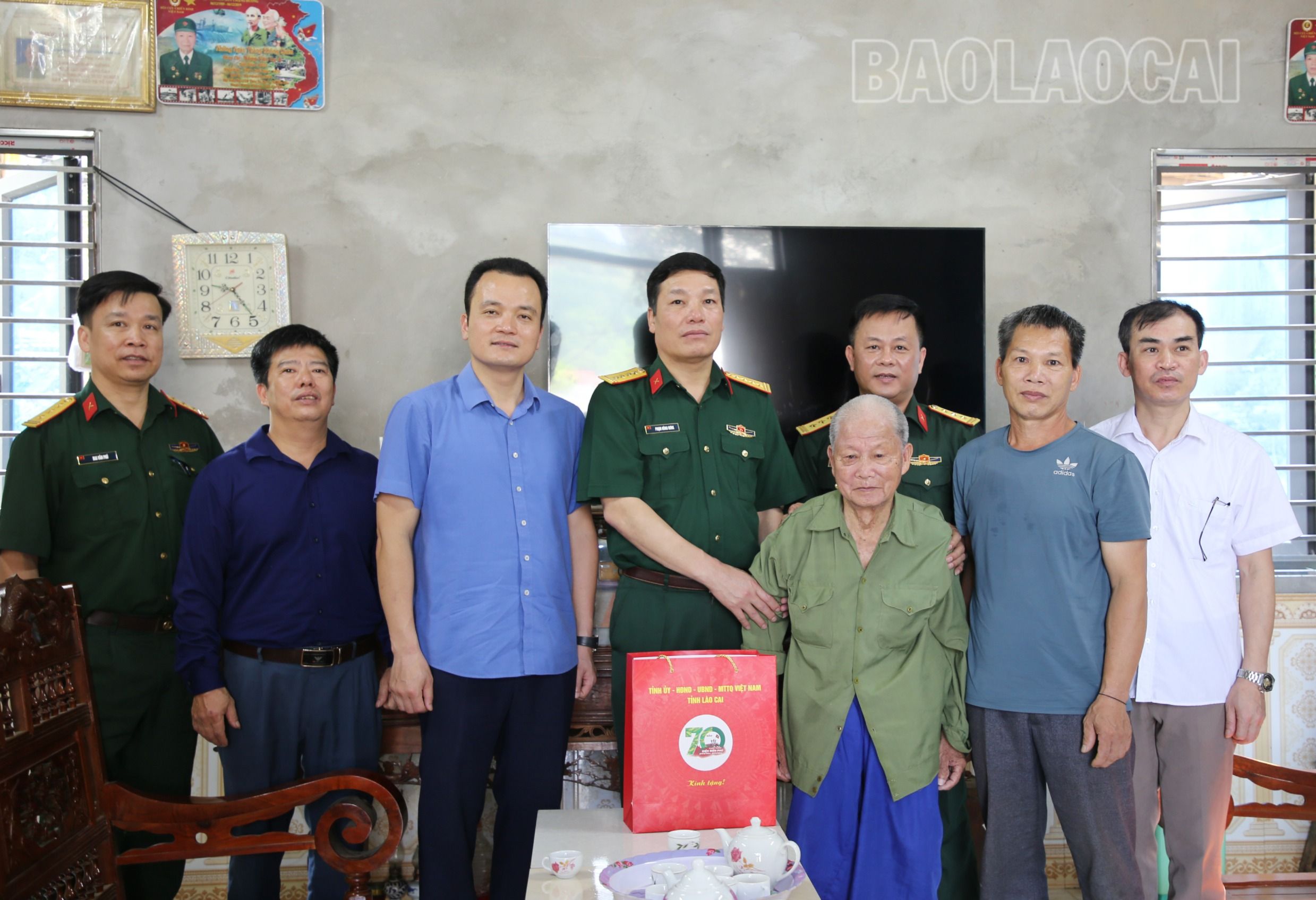 Thăm và tặng quà cụ Nông Văn Ly, thôn Na Mạ 1, xã Bản Lầu. IMG_8919.JPG