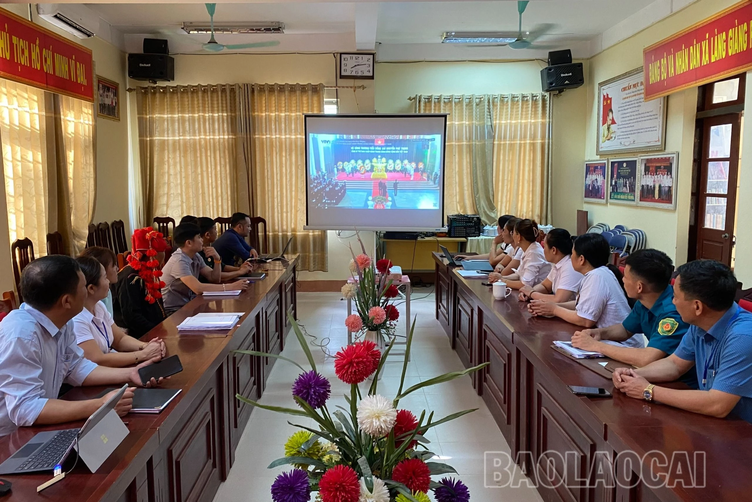 Đảng viên, người dân xem trực tiếp Lễ Quốc tang tại hội trường trụ sở xã Làng Giàng.