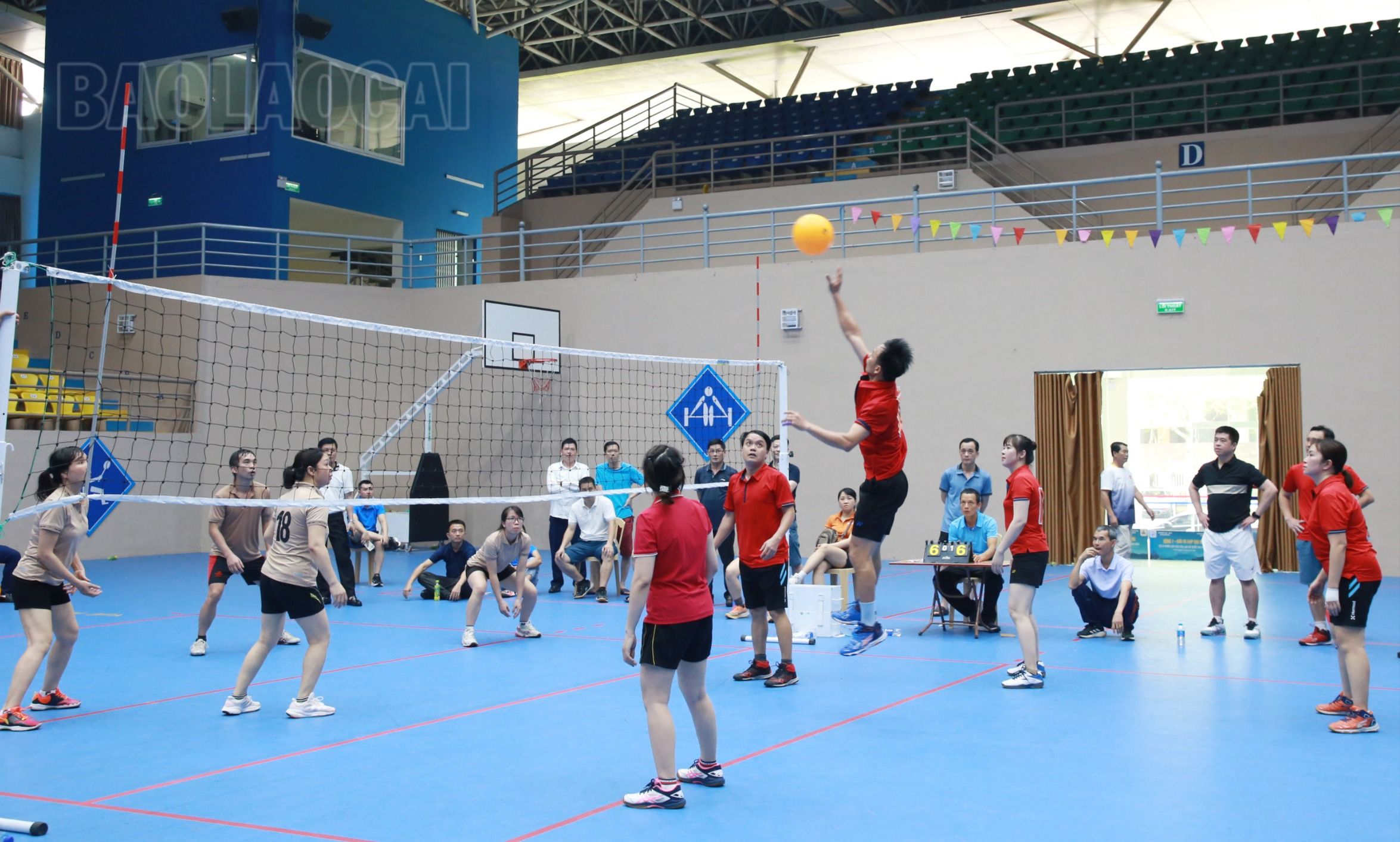 Quỹ Bảo vệ và Phát triển rừng (áo đỏ) giành chiến thắng trước Cục Hải quan tỉnh trong trận chung kết. IMG_8087.JPG