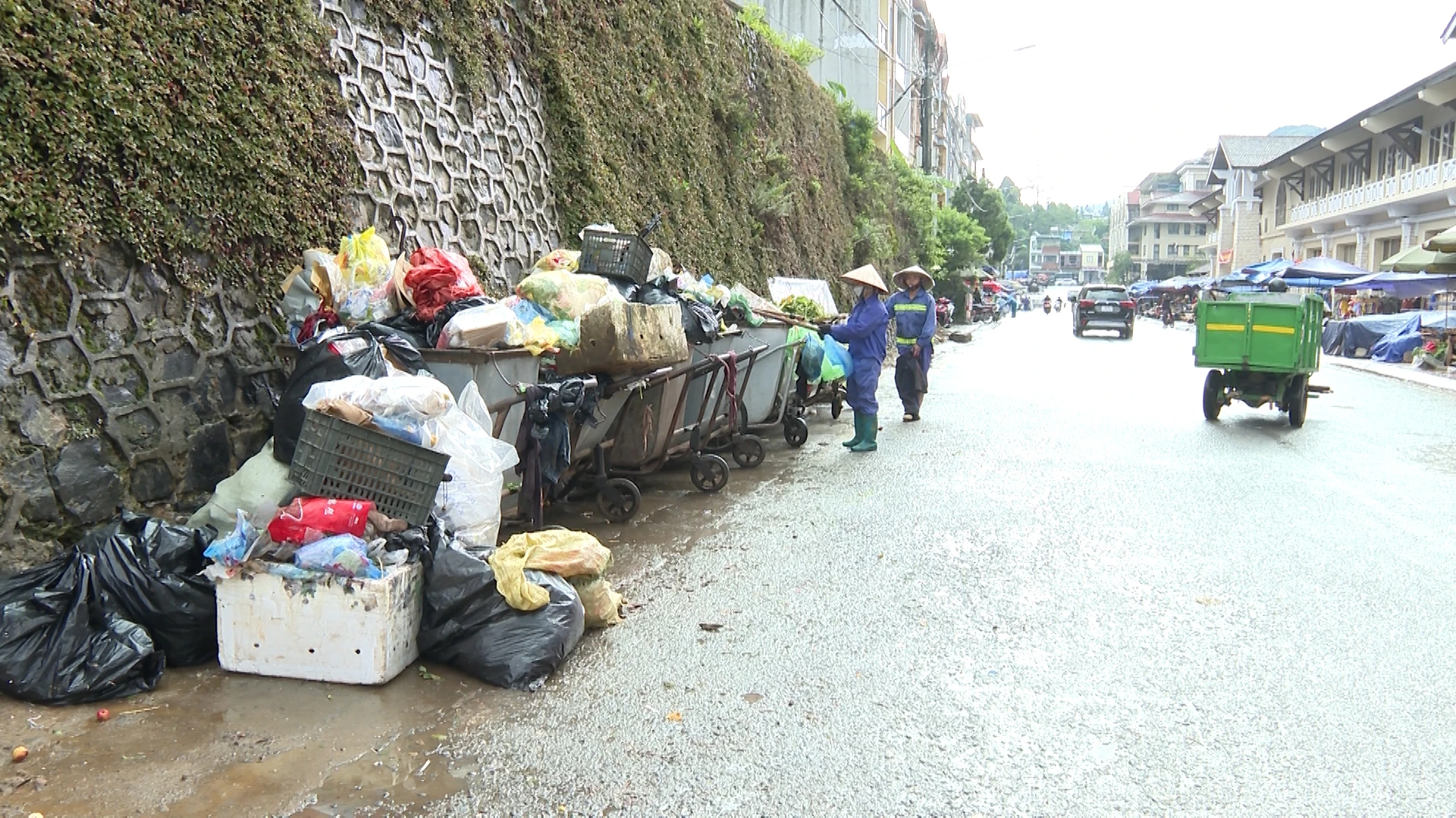 Rác thải sinh hoạt tại thị xã Sa Pa được tập kết, vận chuyển về khu vực xử lý.Thúy Phượng (3).jpg