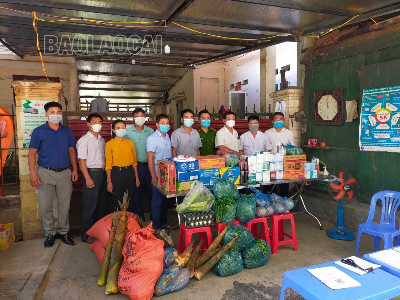Người dân thôn Trung Tâm ủng hộ chốt phòng chống dịch Covid-19 tại đèo Khau Co giai đoạn dịch bệnh diễn biến căng thẳng năm 2022. Thôn trung tâm ủng hộ chốt covid-19.jpg