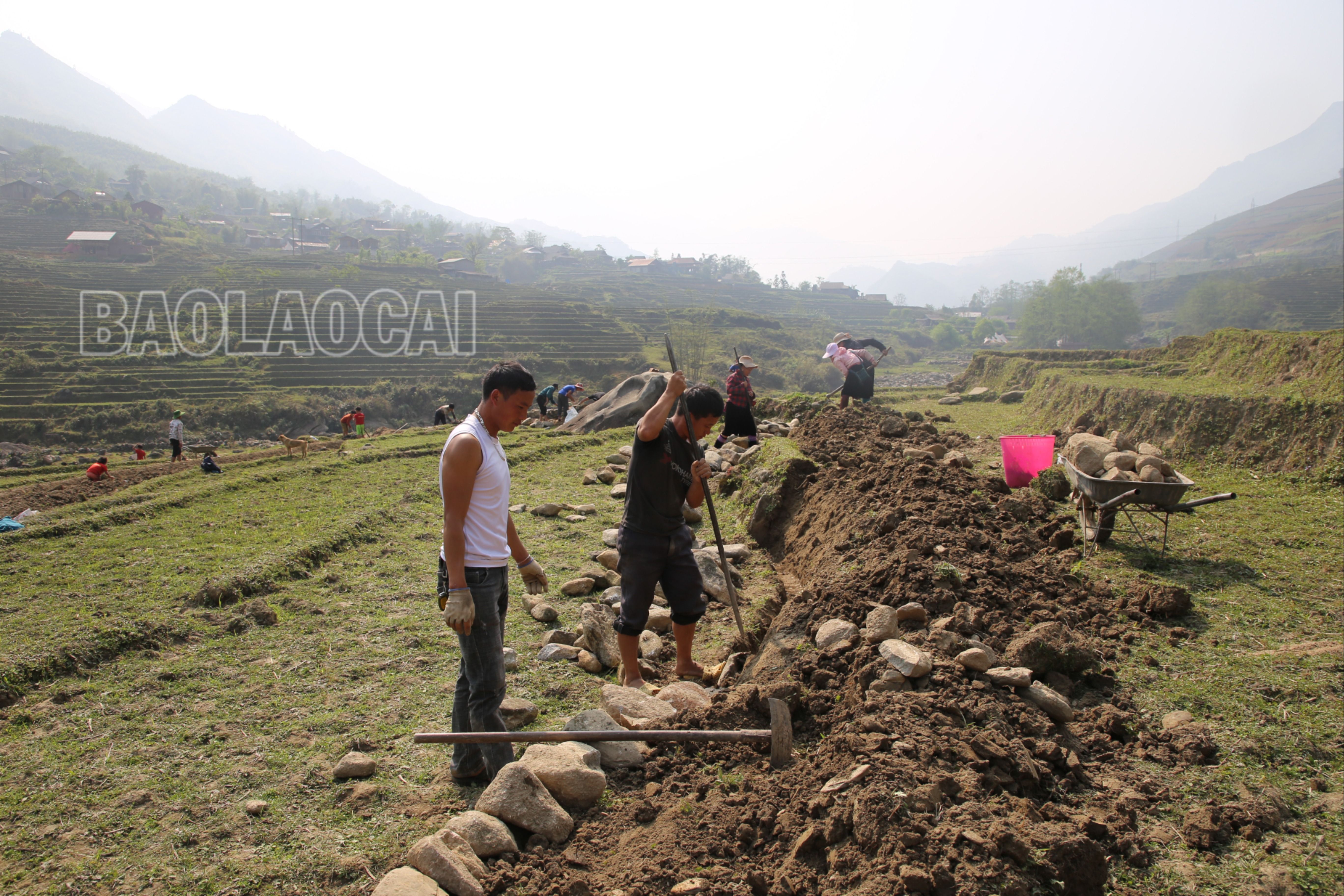 Nông dân xã Tả Van tu sửa các công trình thủy lợi trước mùa mưa đến. Nông dân Tả Van (Sa Pa) xây dựng công trình thủy lợi đảm bảo nước tưới cho cây trồng.Thúy Phượng.4.2023.JPG