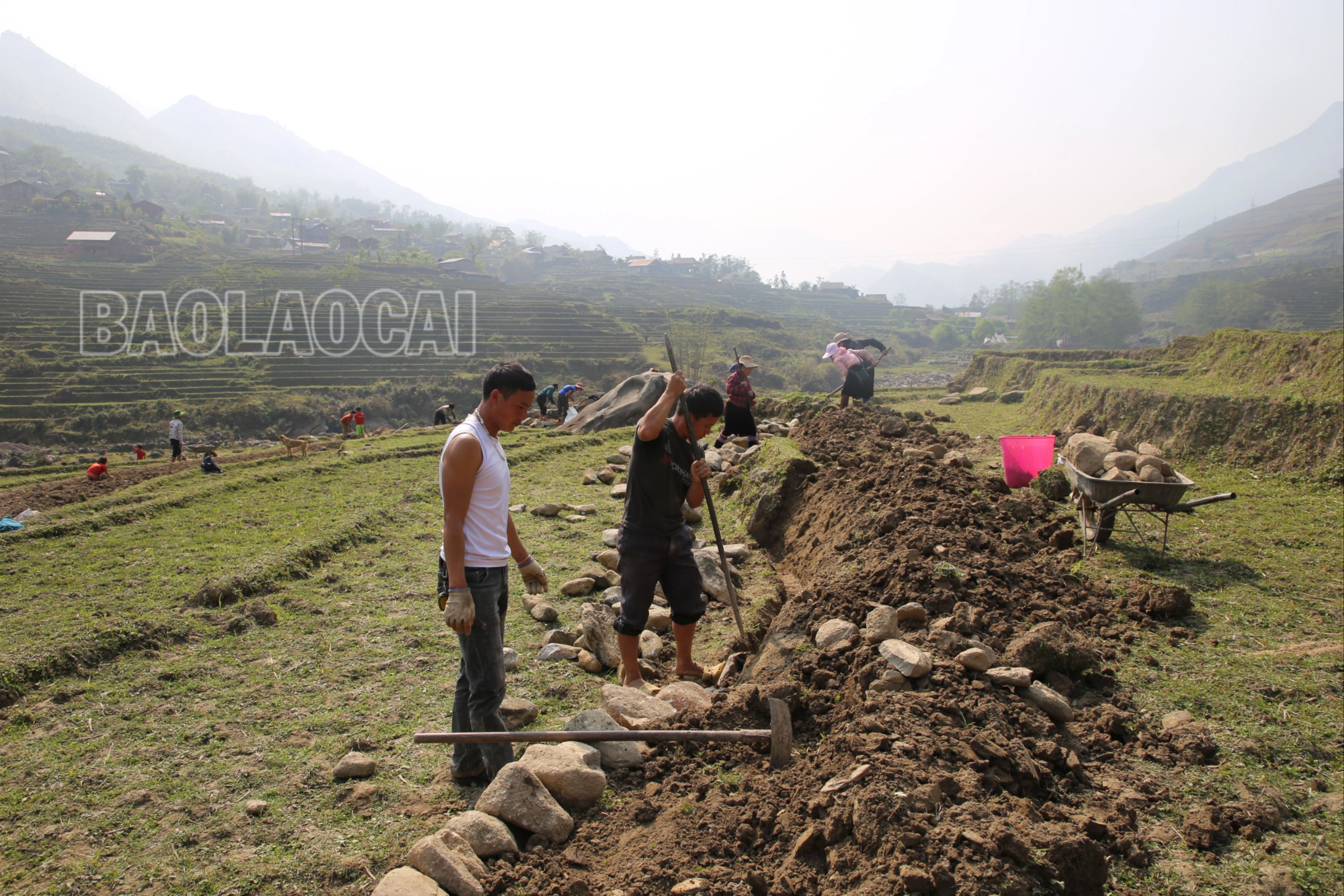 Nông dân Tả Van (Sa Pa) xây dựng công trình thủy lợi đảm bảo nước tưới cho cây trồng.Thúy Phượng.4.2023.JPG