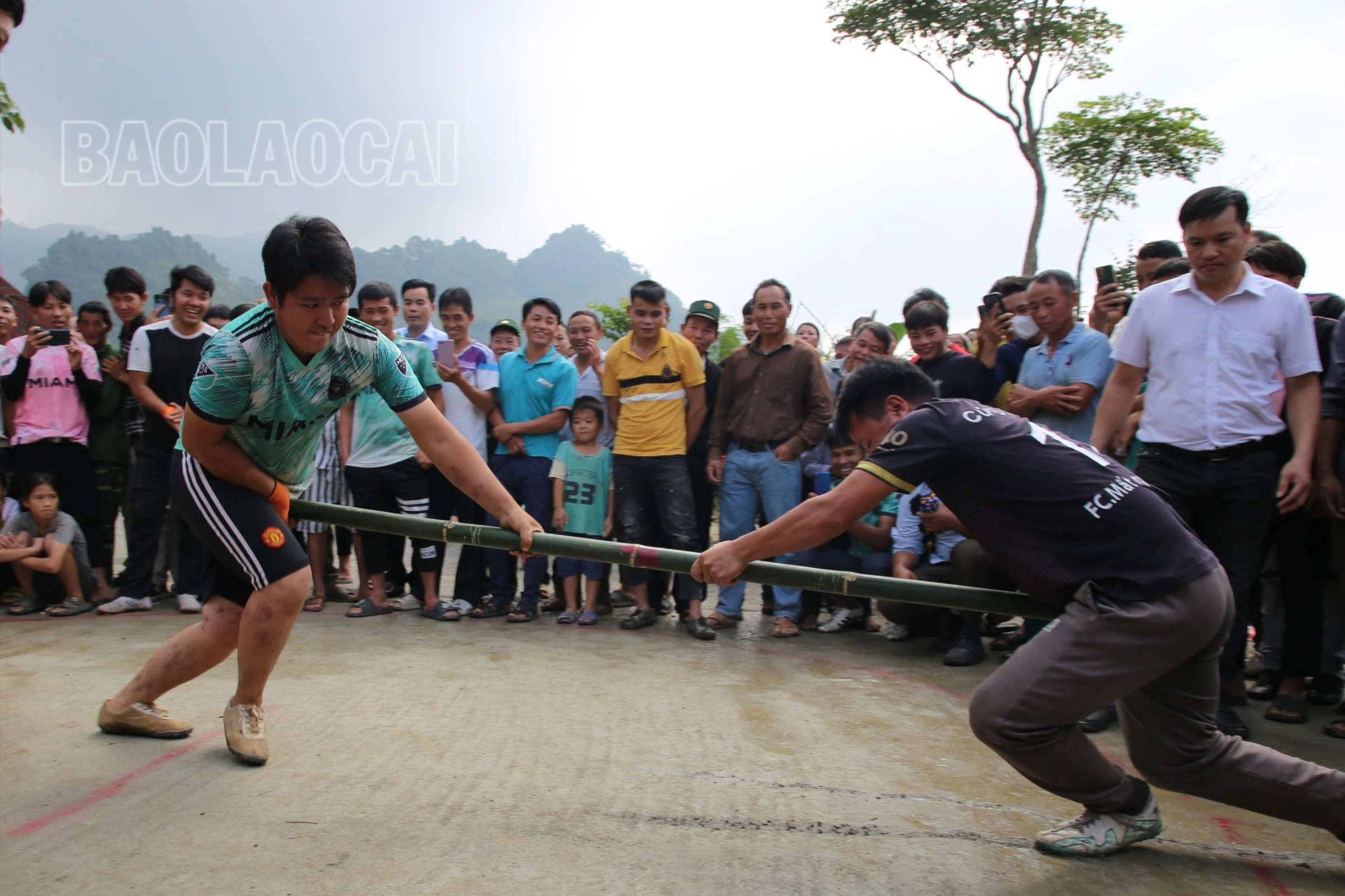 Nhân dân Ải Nam tham gia thi đẩy gậy.