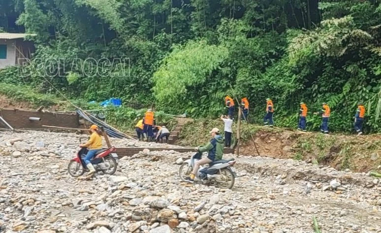 Công tác tìm kiếm các nạn nhân.jpg