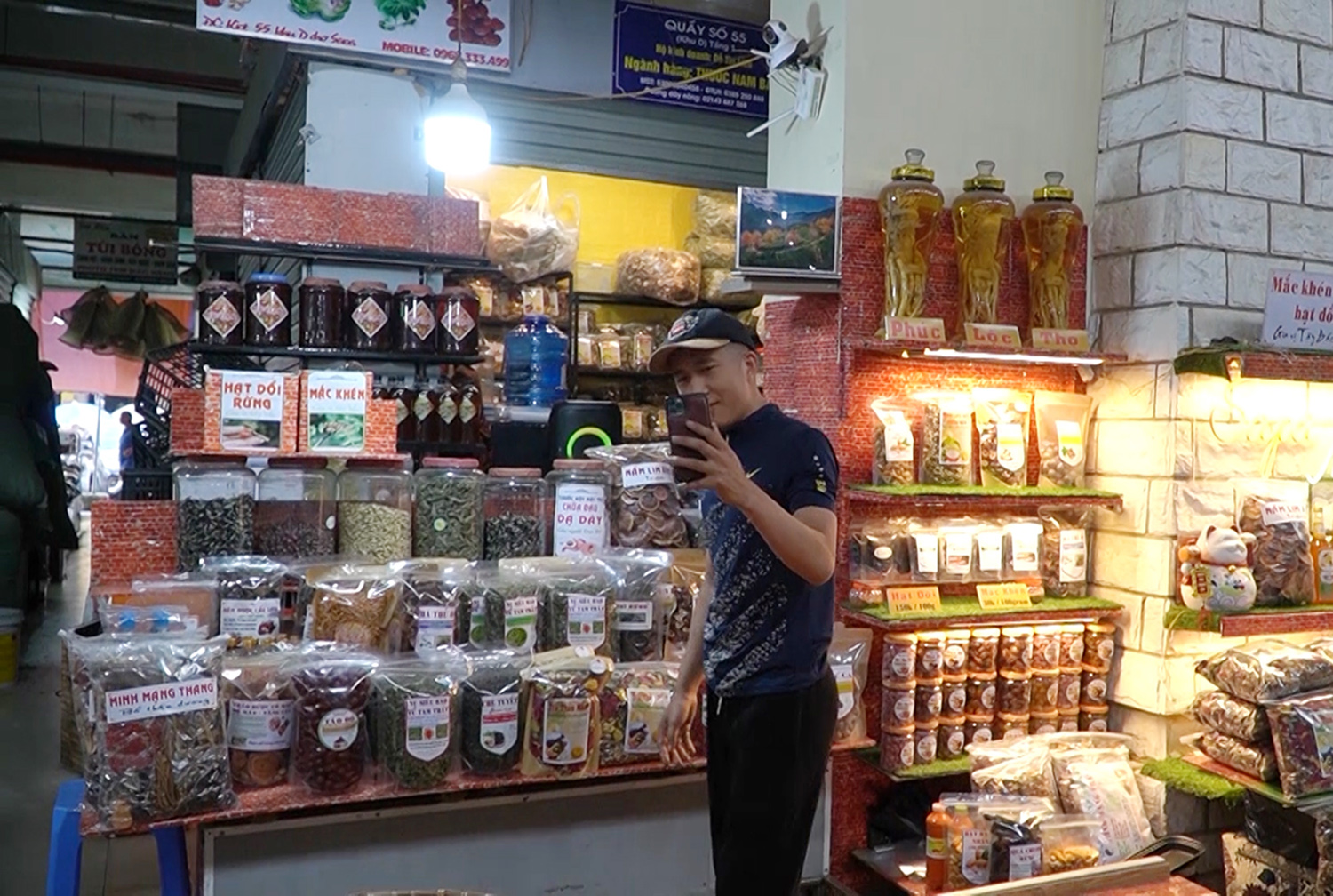 Tiểu thương tại chợ Sa Pa livestream bán hàng trên các nền tảng số. 2.jpg