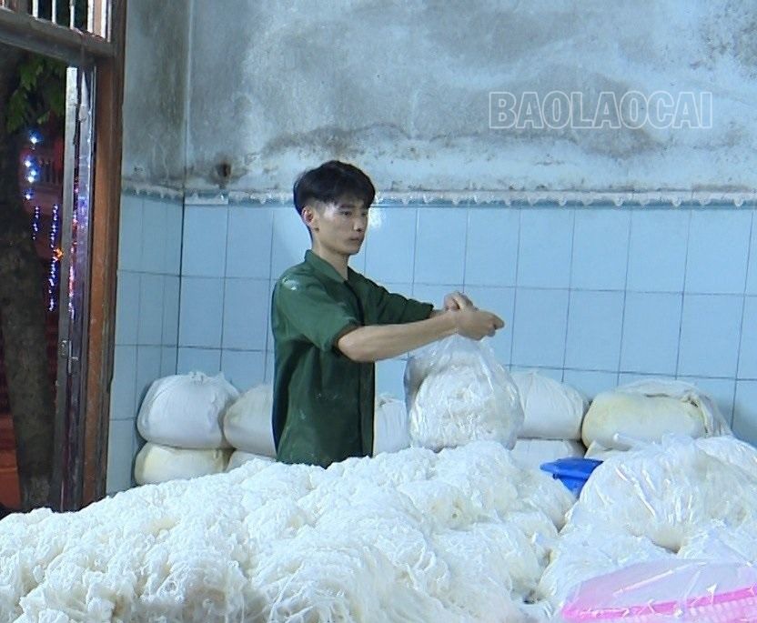 Mỗi kilogam bún tươi đã tăng 1.000 đồng do tác động từ tăng giá gạo nguyên liệu. bún.jpg